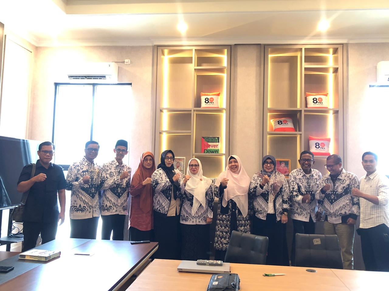 PERTEMUAN: Fraksi PKS DPRD Sulteng dan PGRI.(FOTO: ANNISA NURUL WIBDY/RADAR PALU)  