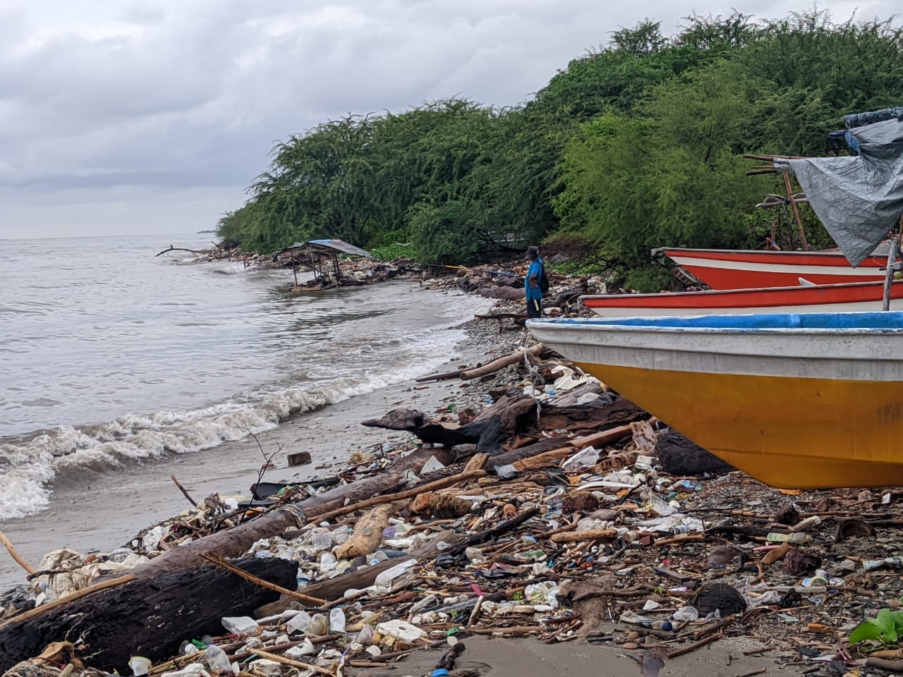 WASPADA: Terlihat ombak besar di pesisir pantai Mamboro, pada Selasa 03 Maret 2026.(FOTO: RAHMAT FADHIL/RADAR PALU).  