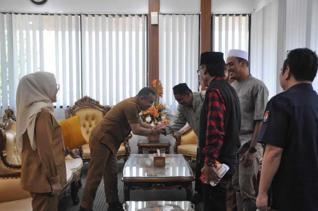 LAPORKAN KESIAPAN: Panitia pelaksana dari Yayasan Masjid Alkhairaat SIS Aljufrie bertemu dengan Wali Kota Palu, Senin (2/3/2026).(FOTO: ISTIMEWA/RADAR PALU).  