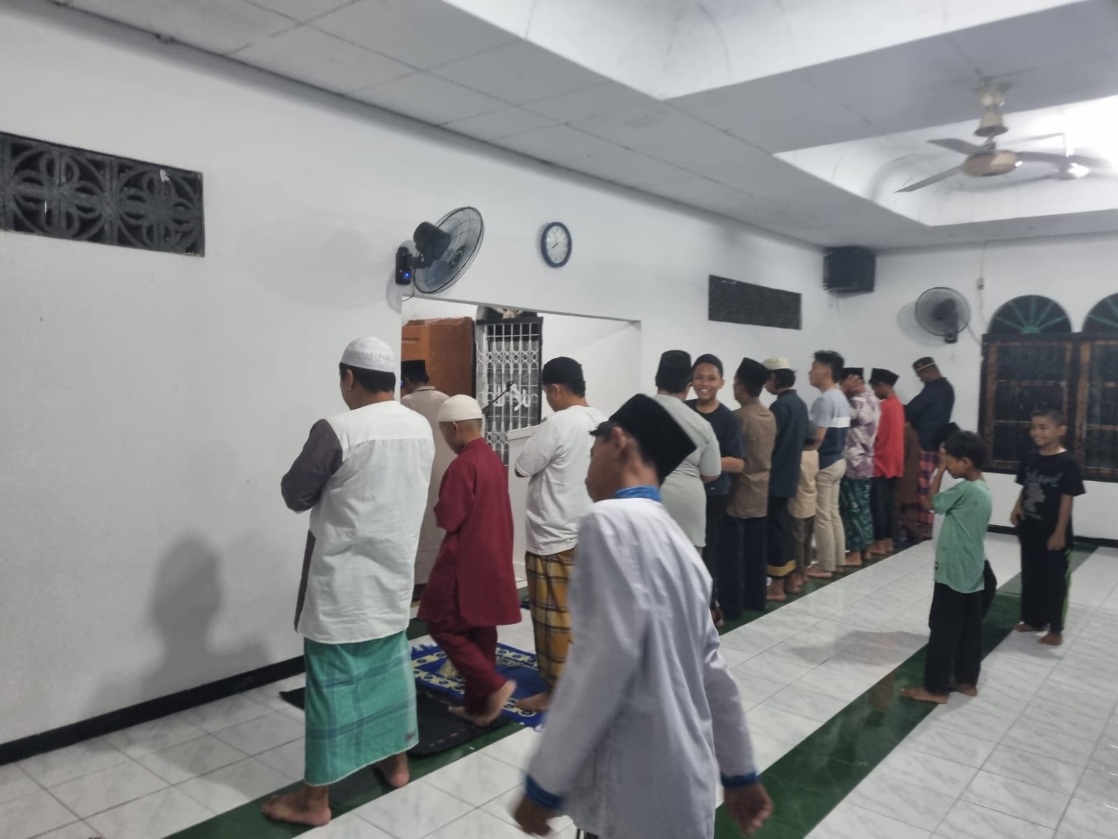 JAMAAH: Suasana salat tarawih di Masjid Sabilillah, Tondo kiri, Kelurahan Tondo, Kota Palu.(FOTO: MOH. FATAHILAH/RADAR PALU)