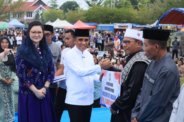 BUKA PUASA: Gubernur Anwar dan Bupati Verna Di Acara Buka Puasa Bersama Pemkab Poso.(FOTO: BUDIYANTO WIHARTO/RADAR PALU)