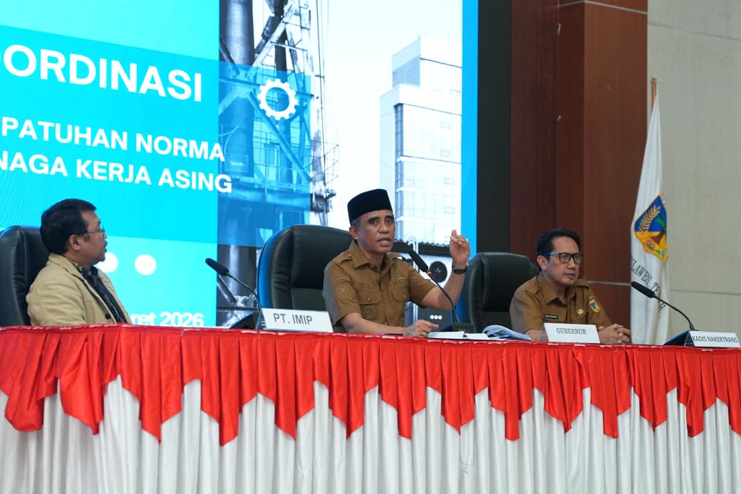 Gubernur Sulawesi Tengah, Anwar Hafid saat memimpin langsung Rapat Koordinasi Peningkatan Kepatuhan Norma Penggunaan Tenaga Kerja di Gedung Pogombo, Kantor Gubernur Sulawesi Teng