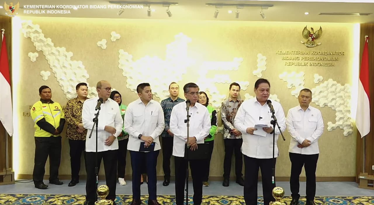 Menteri Koordinator Bidang Perekonomian Airlangga Hartarto mengumumkan THR ASN Rp55 triliun, THR swasta Rp124 triliun, dan BHR ojol Rp220 miliar jelang Lebaran 2026 di kantor Kementerian Koordinator B