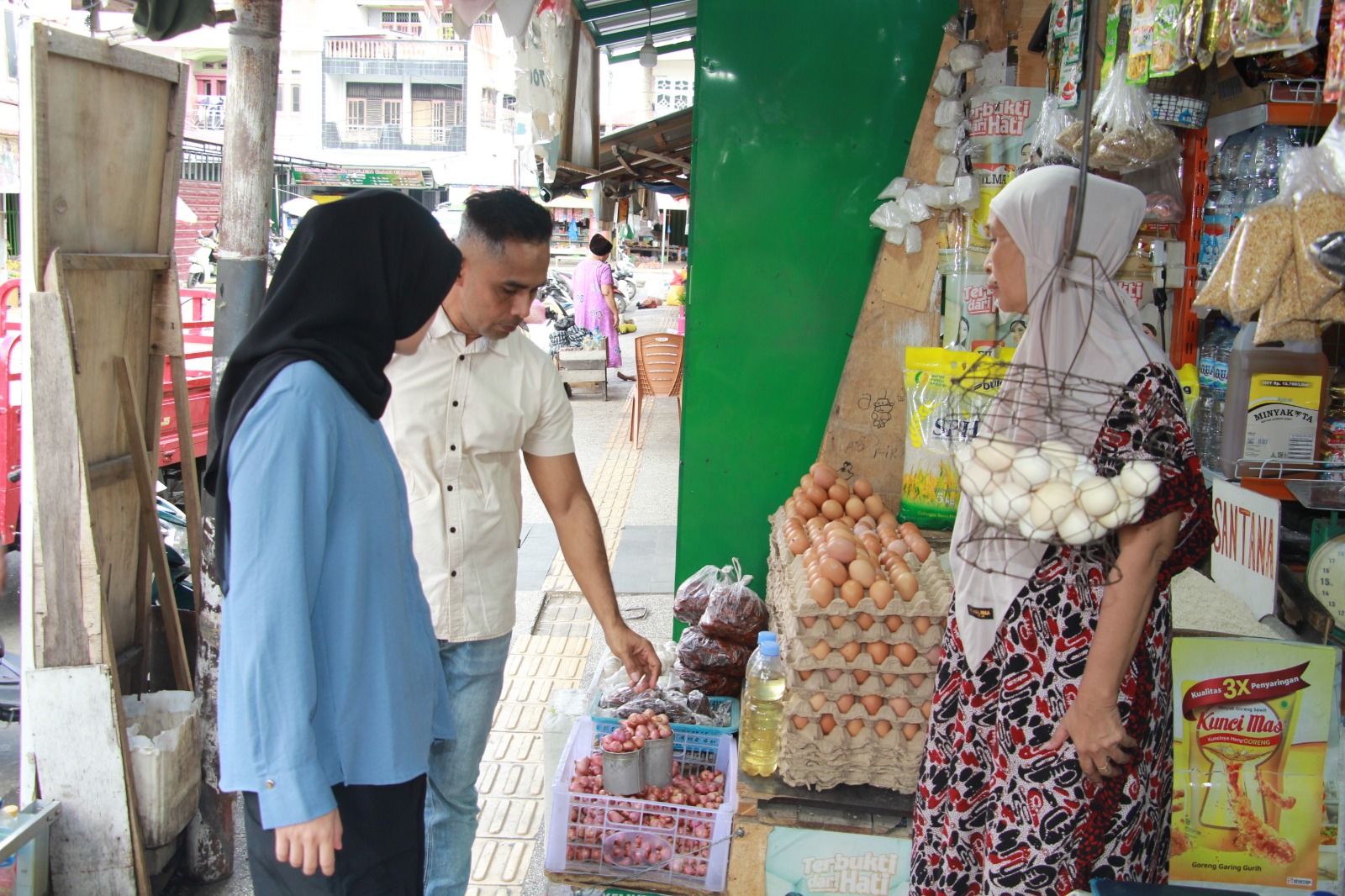 Petugas Polresta Palu mengecek harga dan ketersediaan telur ayam saat melakukan inspeksi mendadak di pasar tradisional Kota Palu.