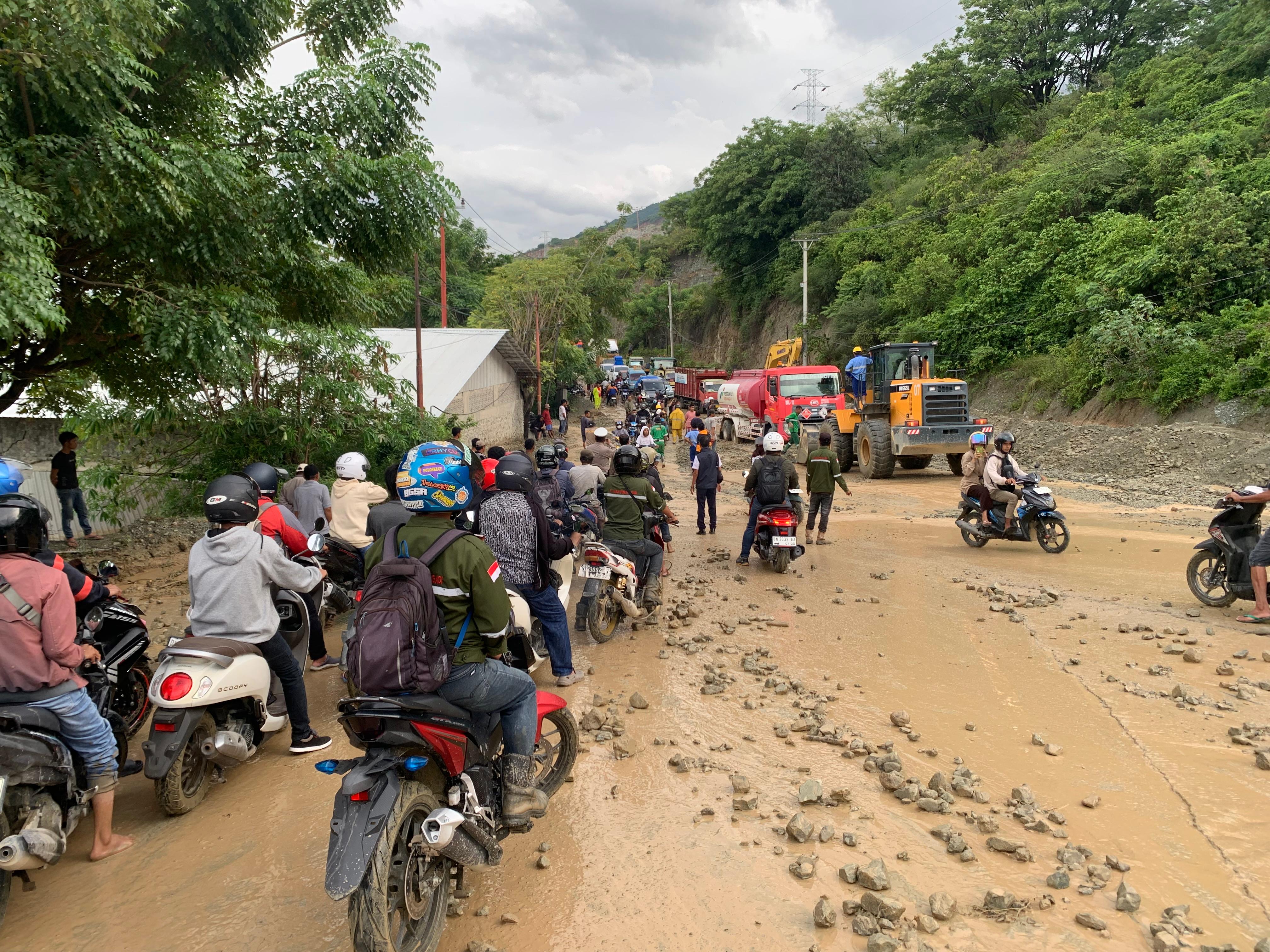 Pengendara sepeda motor dan mobil terjebak banjir yang menggenangi badan jalan di wilayah Watusampu, Kota Palu, Selasa (3/3).