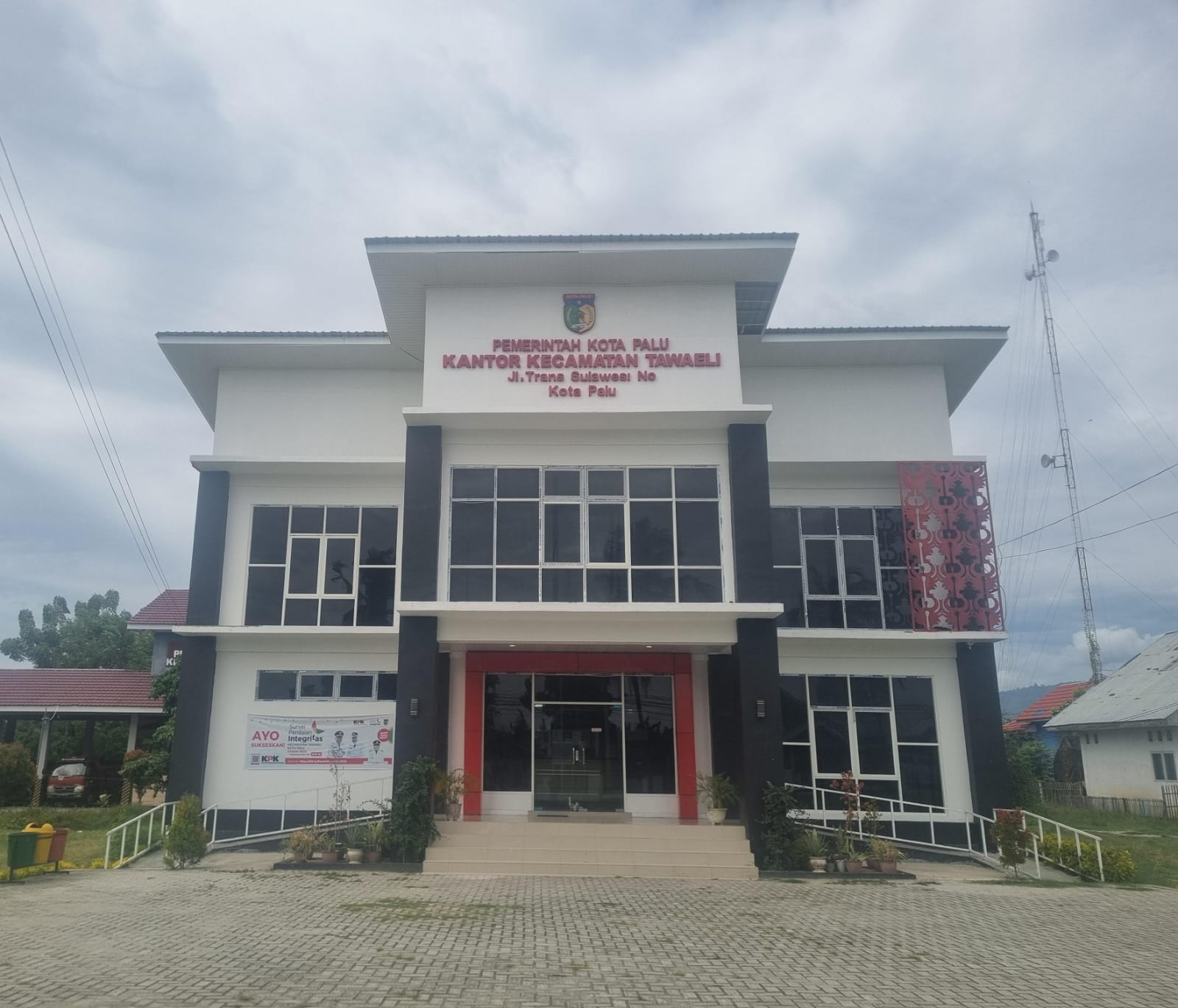 Kantor Kecamatan Tawaeli, pusat pengembangan kelurahan tematik dan program BADENGAR untuk menyerap aspirasi warga dan mendorong potensi ekonomi lokal di Tawaeli.