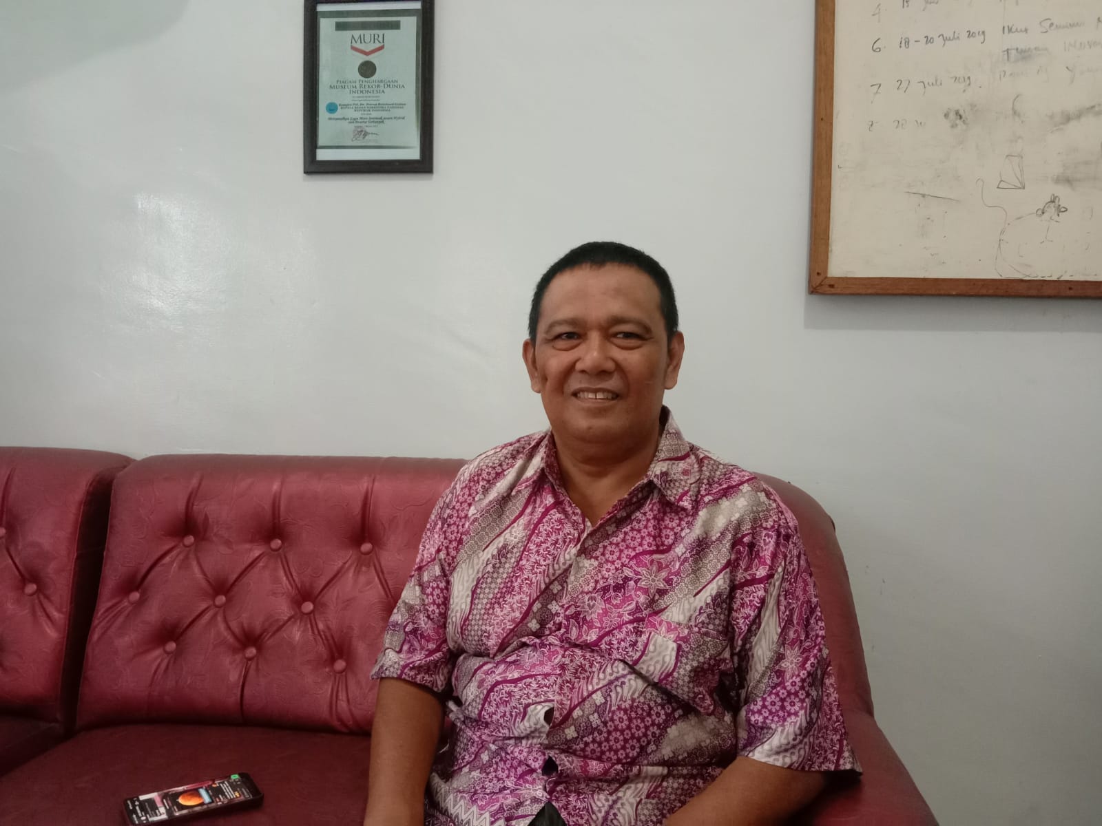 Kepala SMA Karunadipa Palu, Jusmin, menjelaskan pelaksanaan kegiatan Imtaq lintas agama selama Ramadan 2026 yang tetap mengedepankan toleransi dan penyesuaian jam belajar di sekolah multi
