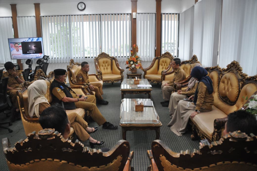 Wali Kota Palu Hadianto Rasyid menerima kunjungan Kepala Balai POM Palu Mardianto di ruang kerja wali kota, Selasa (3/3/2026).