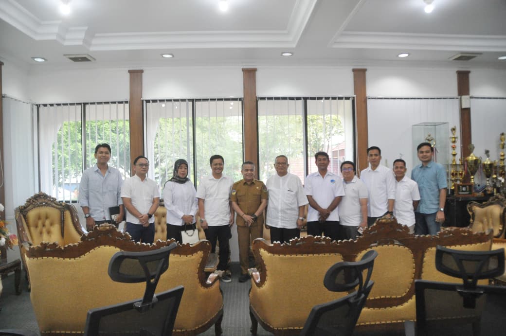 Wali Kota Palu Hadianto Rasyid menerima audiensi DPW Asosiasi Logistik dan Forwarder Indonesia (ALFI/ILFA) Sulawesi Tengah membahas pembatasan jalur truk logistik dan penataan SPBU di Kota Palu, Selas