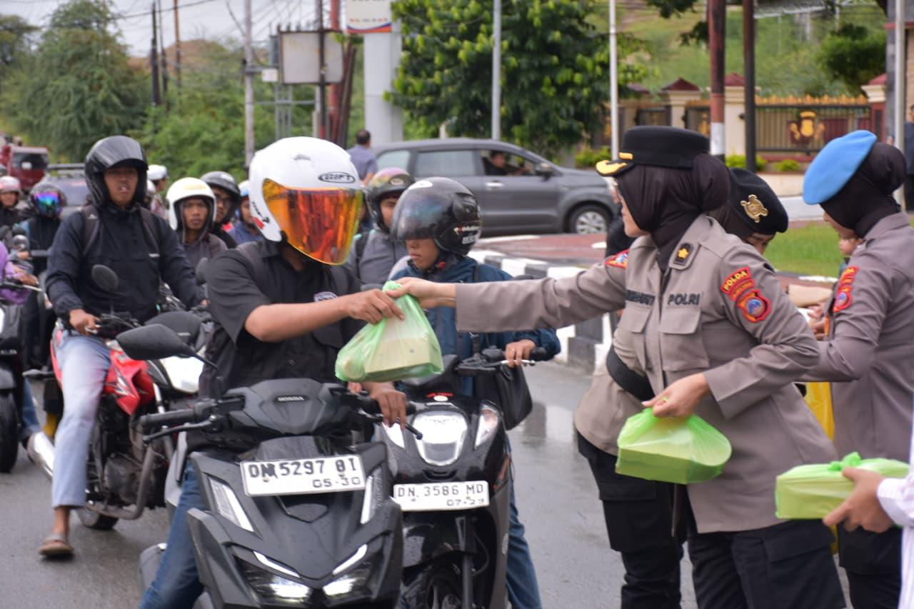 BERBAGI: Polwan Polda Sulteng, saat Ramadan melakukan aksi sosial dengan berbagi paket takjil dan juga paket sembako kepada anak panti asuhan.