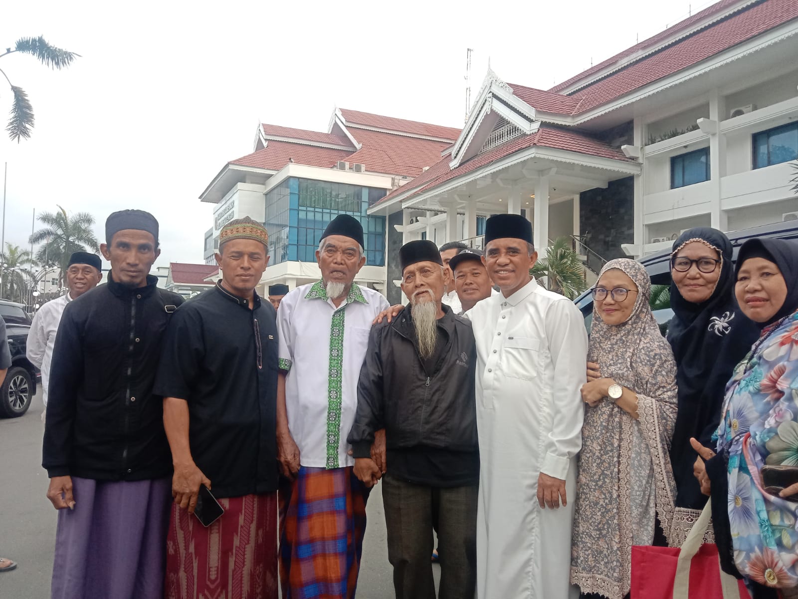 AKAN DITINJAU: Masyarakat Desa Bondoyong dari Parigi Moutong kunjungi Gubernur Sulawesi Tengah H. Anwar Hadfid.(FOTO: ADE SAFITRI/RADAR PALU).  