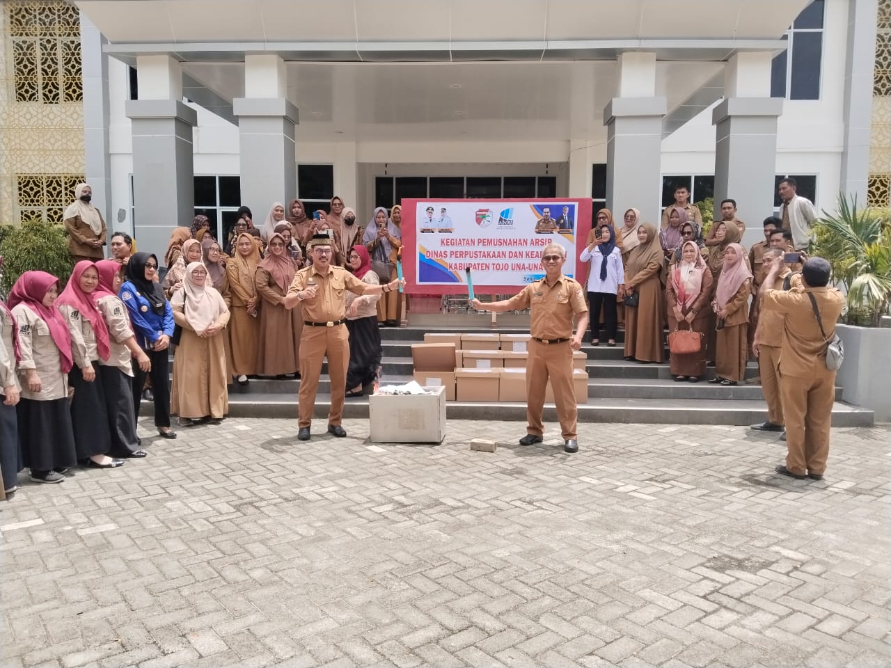 MUSNAHKAN: Jajaran Dinas Perpustakaan Touna, saat memusnahkan berkas arsip lama.(FOTO: HERIYANTO LIMAHU/RADAR PALU)  
