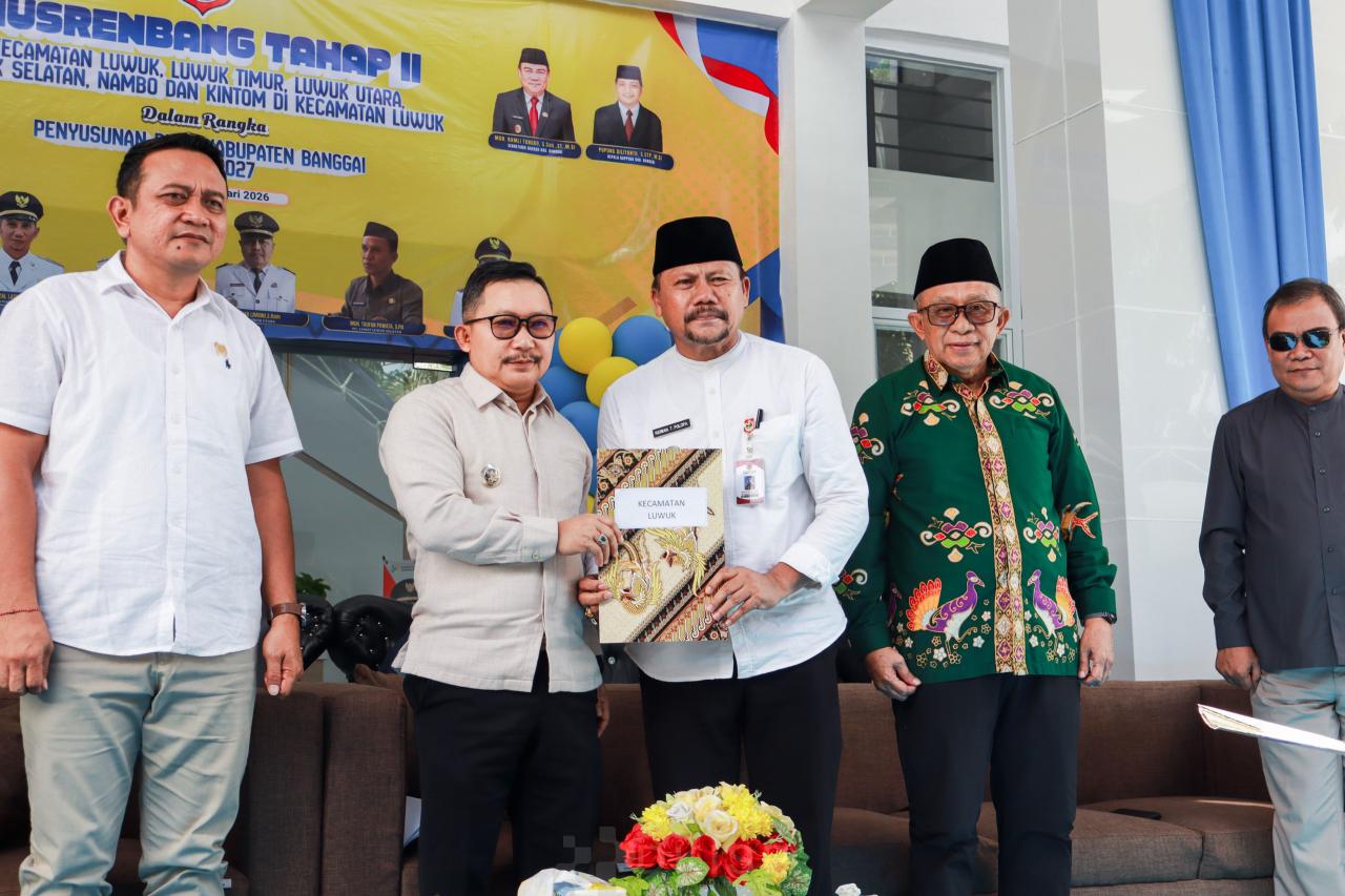 MUSRENBANG: Bupati Banggai Amirudin Tamoreka, menyerahkan dokumen Musrenbang, kepada Kepala Bappeda Banggai.(FOTO: NENDRA PRASETYA/RADAR PALU).  &nbsp;