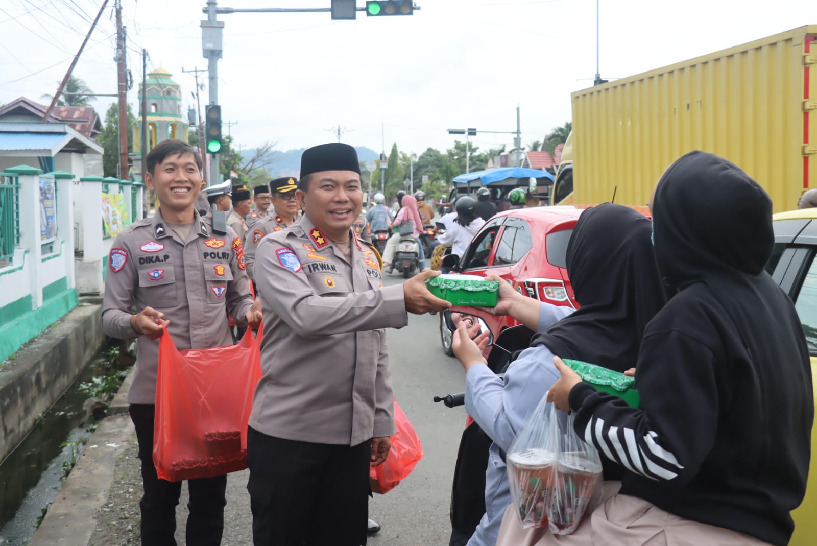 BERBAGI TAKJIL: Tampak Kapolres Buol, AKBP Irwan, turun langsung membagikan takjil.(FOTO: ISTIMEWA/RADAR PALU)