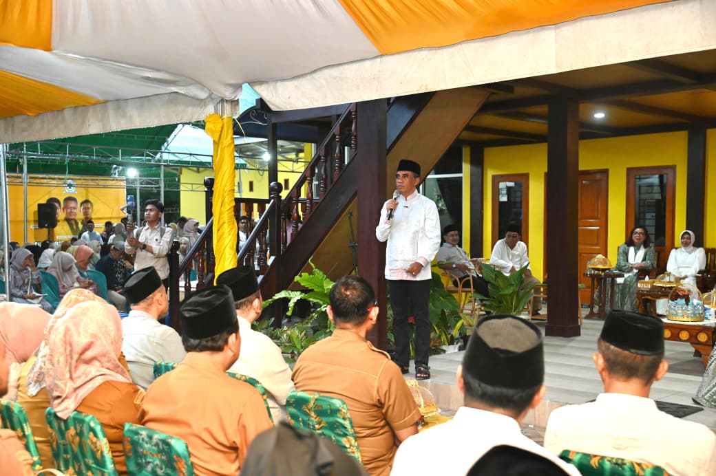  Gubernur Sulteng Anwar Hafid saat buka puasa bersama Pemkab Sigi, Sulawesi Tengah di Desa Dolo, dorong percepatan pembangunan dan penurunan kemiskinan.