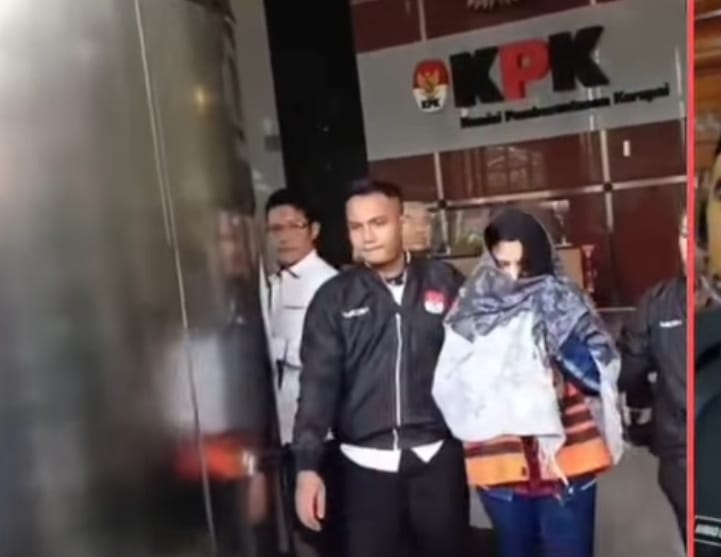 Bupati Pekalongan Fadia Arafiq keluar dari Gedung Merah Putih Komisi Pemberantasan Korupsi mengenakan rompi oranye dan membantah terjaring OTT, Rabu (4/3/2026).