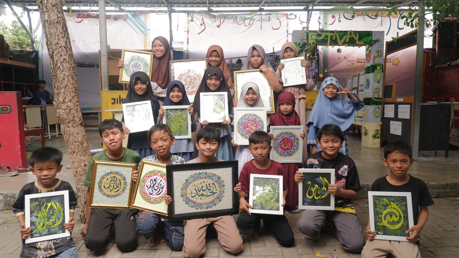  Siswa PKBM An-Nahl memamerkan karya dalam Festival Kaligrafi 2026, ajang apresiasi dan edukasi profesi kaligrafer di Palu.