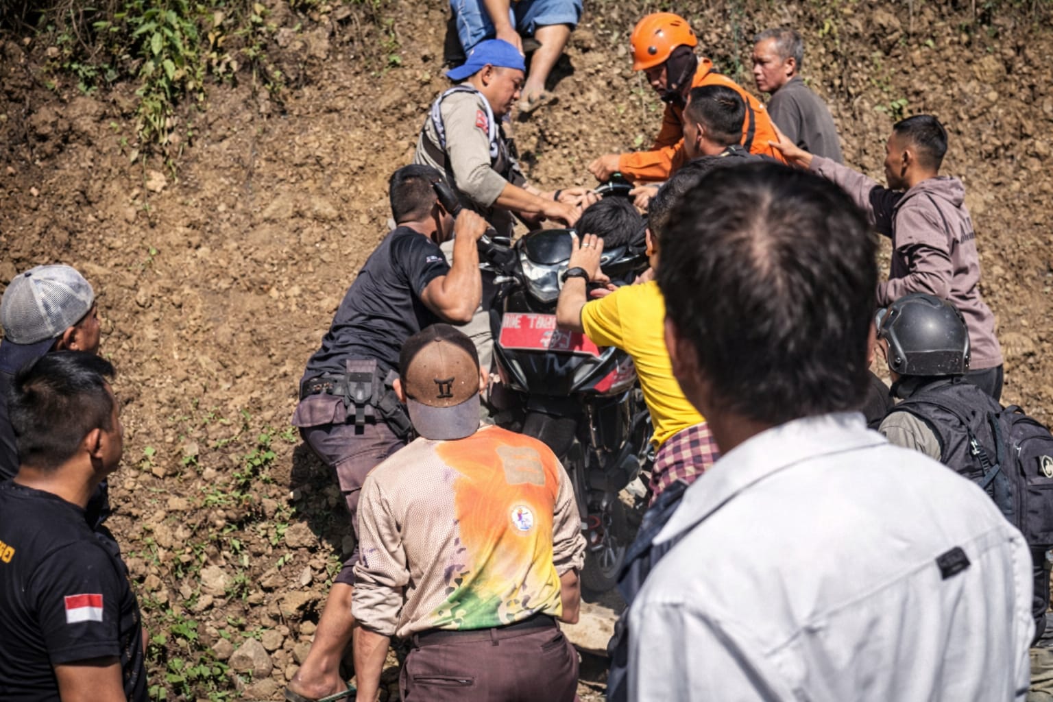 Tim SAR gabungan mengevakuasi seorang guru dari Dusun Wana, Kecamatan Ulujadi, Kota Palu, setelah akses terputus.