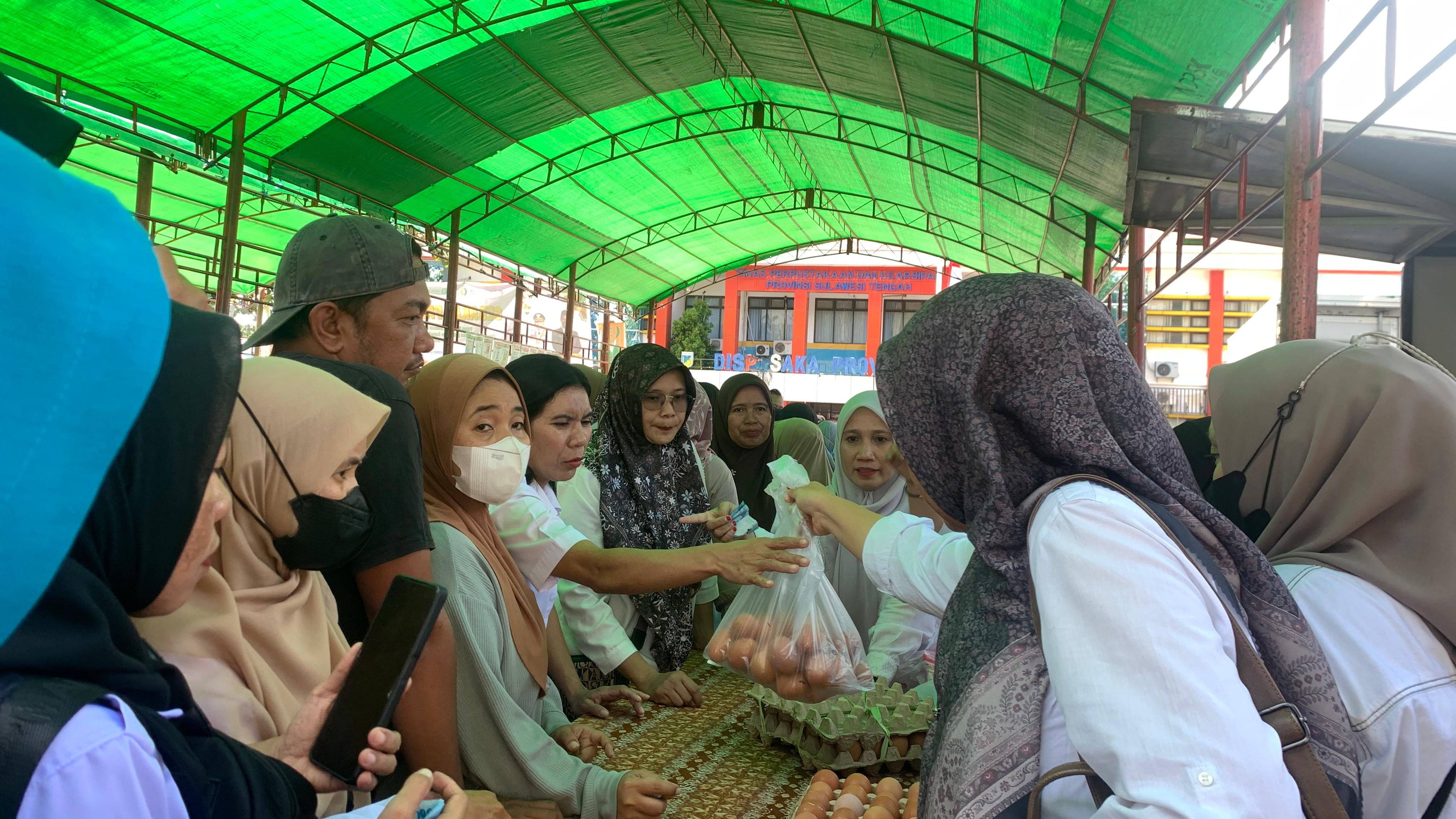 Antusias masyarakat dalam berbelanja di Gerakan Pangan Murah, Rabu (4/3/2026).