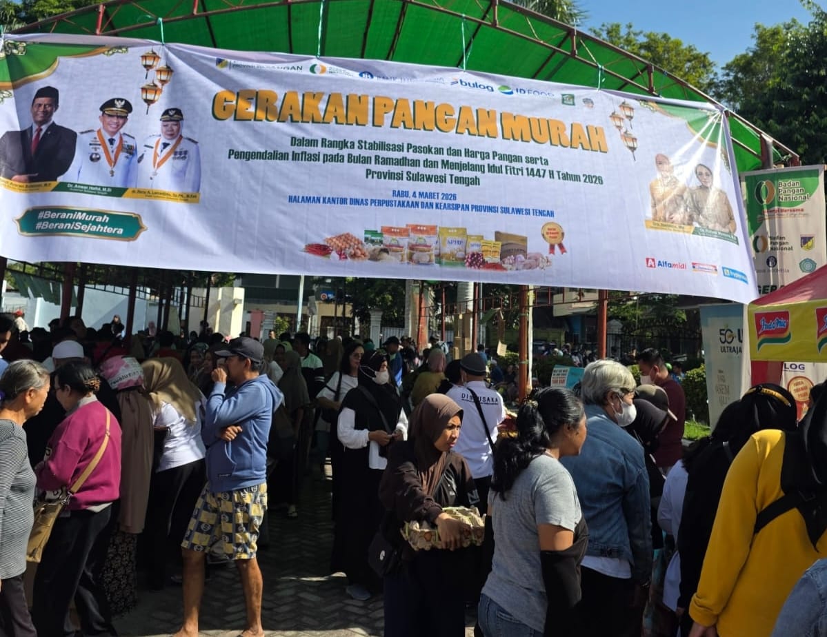  Warga Palu memadati Gerakan Pangan Murah yang digelar Pemprov Sulteng jelang HBKN, beras hingga minyak goreng dijual lebih terjangkau.