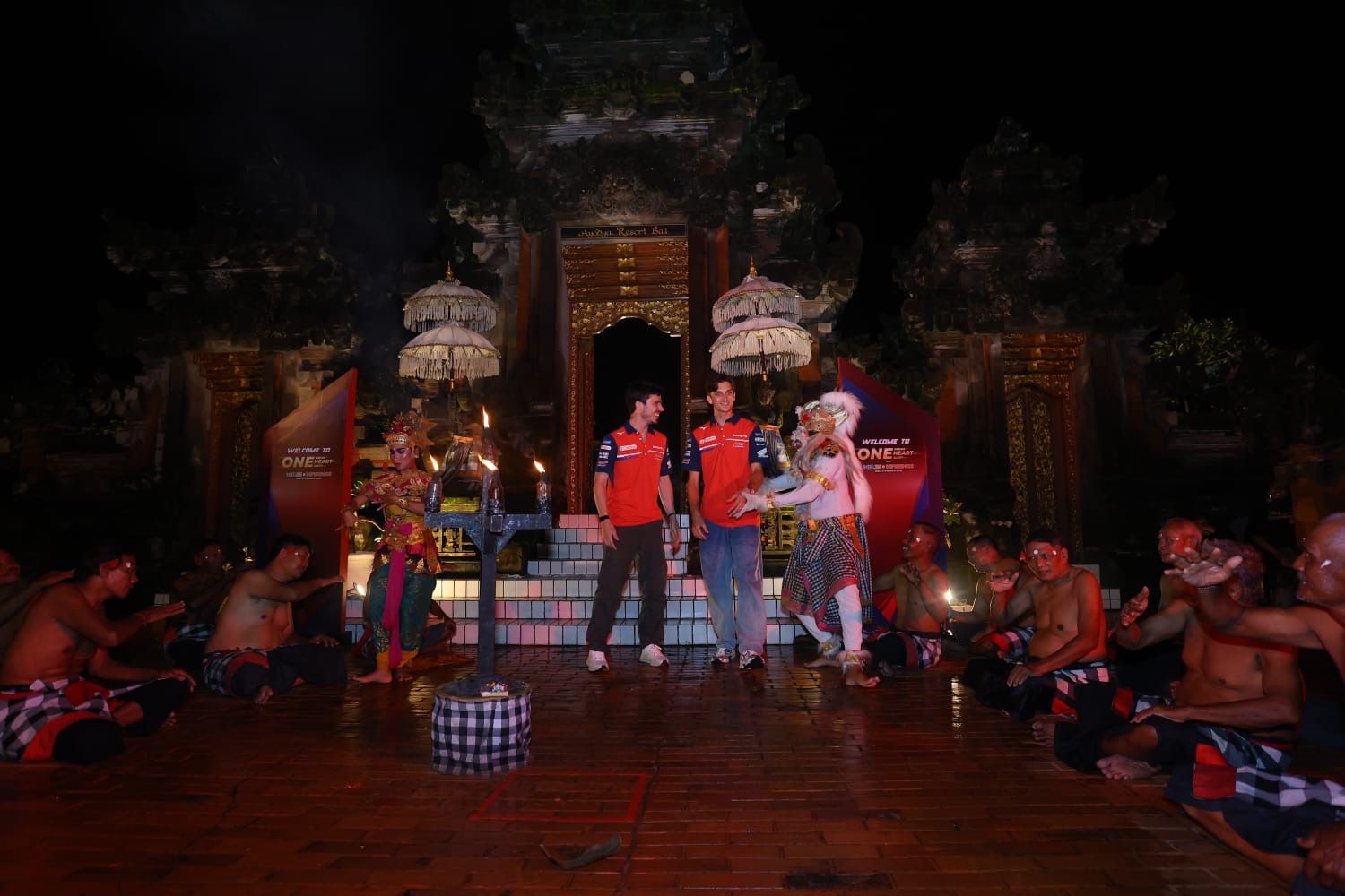 Pebalap MotoGP Joan Mir dan Luca Marini belajar Tari Kecak dan melihat pembuatan Ogoh-ogoh saat kunjungan ke Bali bersama komunitas Honda.