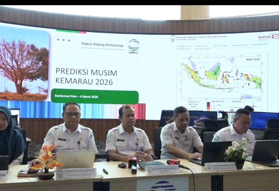 Kepala BMKG Teuku Faisal Fathani menyampaikan prediksi musim kemarau 2026 yang diperkirakan lebih kering dan lebih panjang dalam konferensi pers di Jakarta, Rabu (4/3/2026).