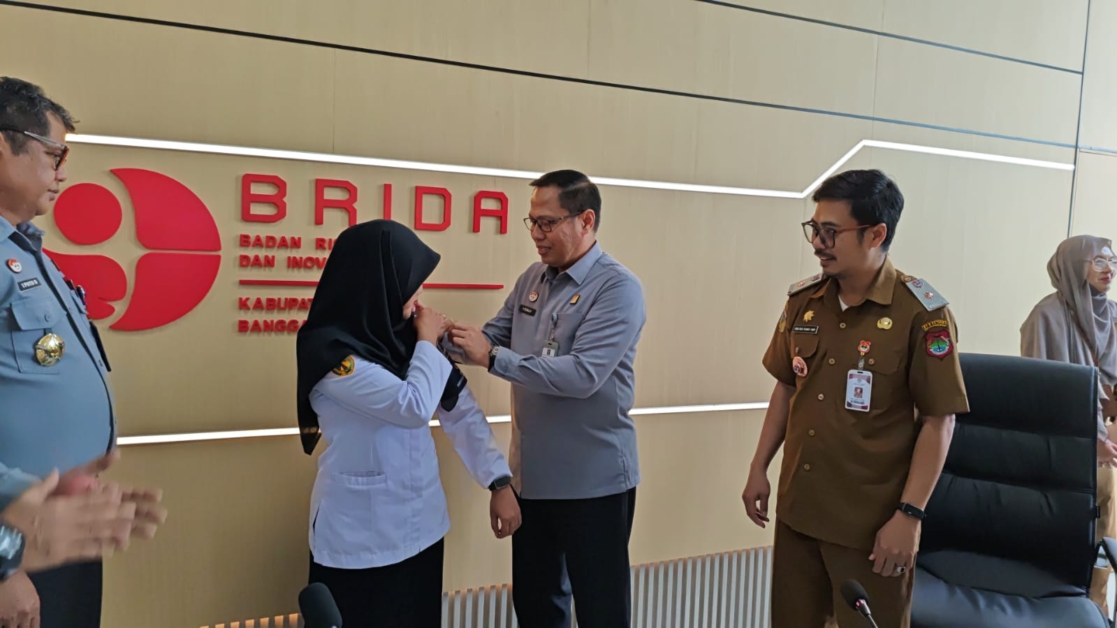 Kepala Kanwil Kemenkum Sulteng Rakhmat Renaldy menyematkan badge Agensi Layanan AHU Kabupaten Banggai untuk mempermudah legalitas usaha dan PT Perorangan bagi UMKM. 