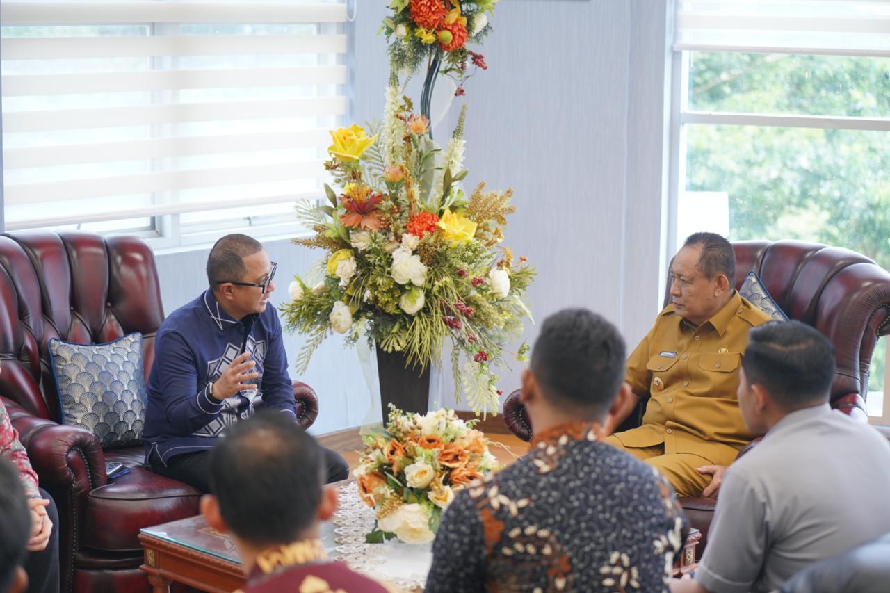 EGM Pertamina Patra Niaga Regional Sulawesi Deny Sukendar audiensi dengan Gubernur Gusnar Ismail bahas stok BBM-LPG dan penguatan PBBKB jelang Ramadan 1447 H di Gorontalo.