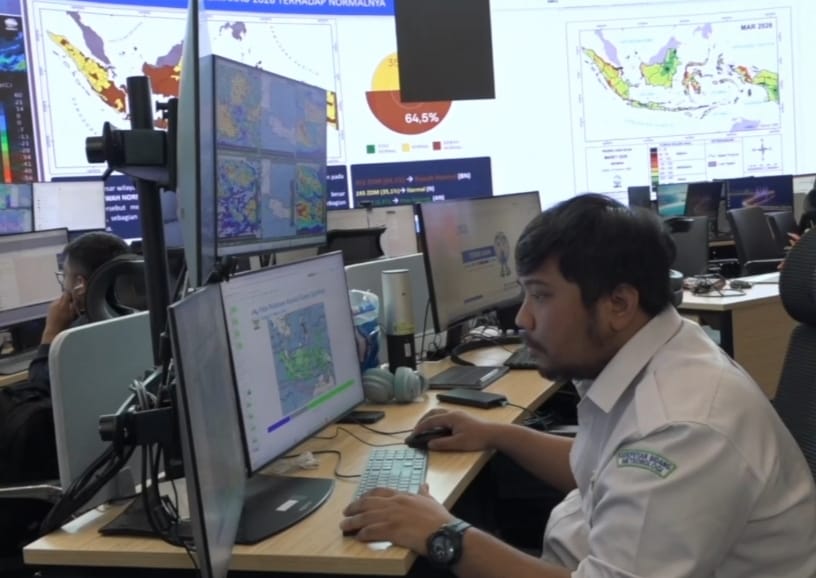 Petugas Badan Meteorologi, Klimatologi, dan Geofisika memantau prediksi musim kemarau 2026 yang diperkirakan lebih kering dan lebih panjang.