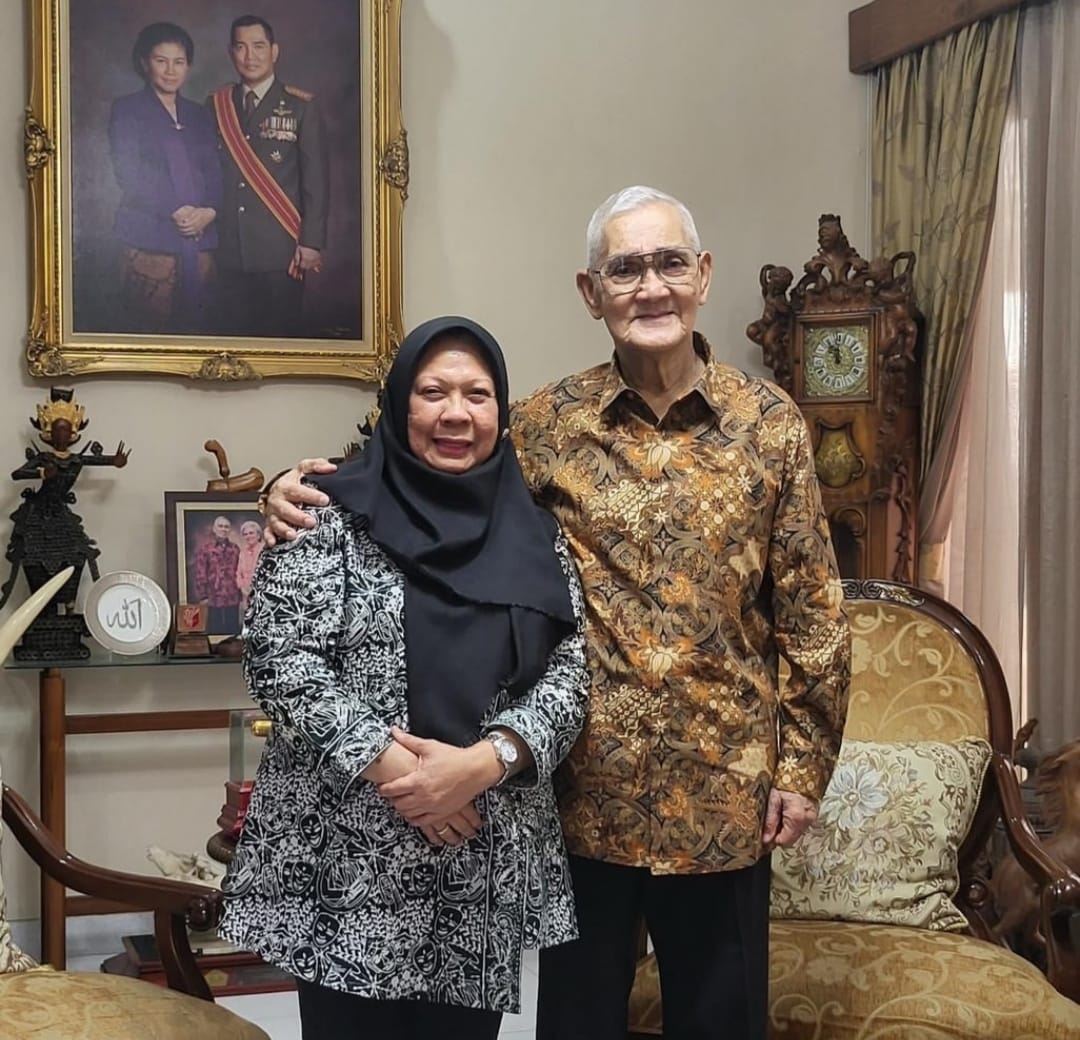 Wakil Gubernur Sulteng Reny A. Lamadjido saat bersilaturahmi dengan Wapres ke-6 RI Try Sutrisno di kediamannya. Reny mengenang keteladanan dan pengabdian almarhum bagi bangsa 