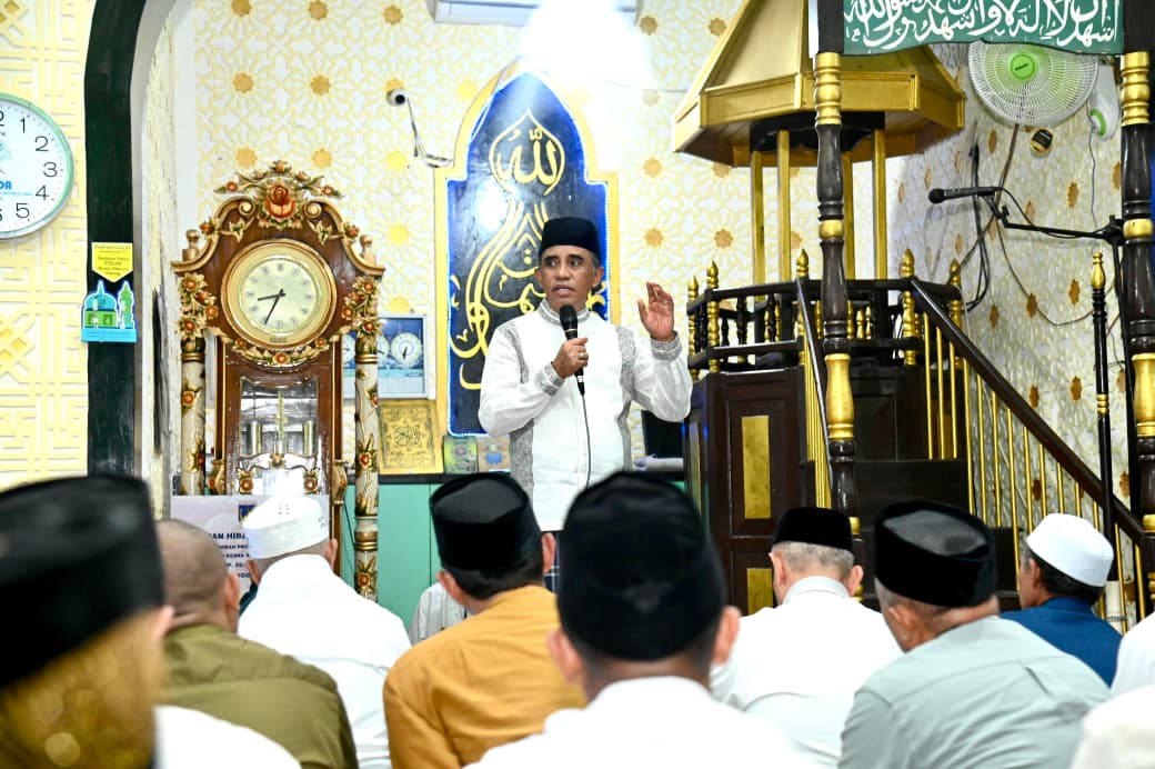 Gubernur Sulteng Anwar Hafid menyampaikan tausiyah Safari Ramadan usai Shalat Tarawih di Masjid Al-Amin Sigi, ajak umat Islam berlomba raih taqwa dan perbanyak sedekah.