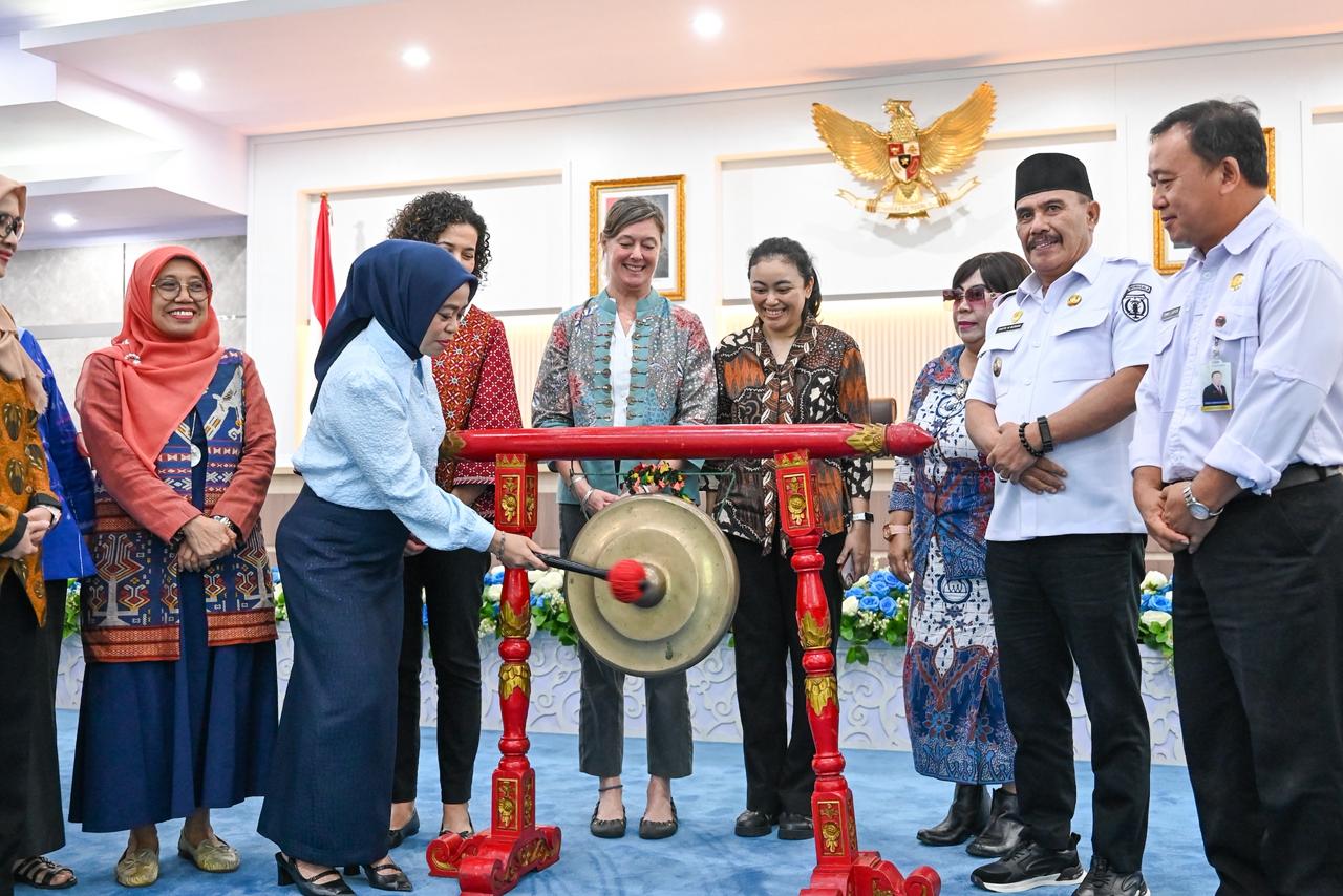 Sekprov Sulteng Novalina menghadiri peluncuran Program SEHAT Indonesia-Kanada di Palu, Rabu (4/3). Ia mendorong sistem pelaporan satu pintu untuk optimalkan evaluasi program keseha