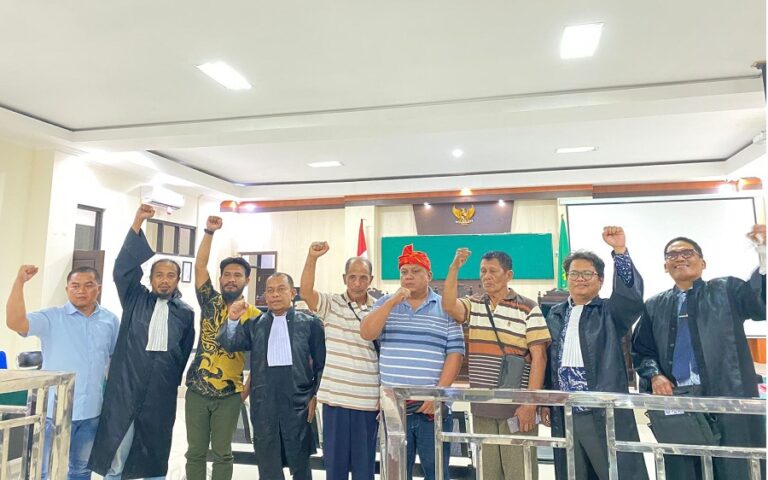 PERJUANGAN PANJANG: Pengacara bersama Christian Toibo mengepalkan tangan tanda perlawanan, usai sidang yang membebaskan terdakwa dari tuntutan penjara.