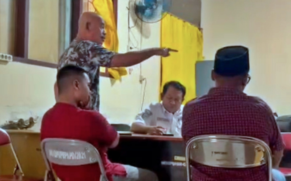 PROTES: Komisioner Bawaslu Morut, Yusri Ibrahim, menunjuk-nunjuk salah satu staf di Dinas PUPRPKP Morut, Rabu (4/3/2026).(FOTO: ISTIMEWA/RADAR PALU)  