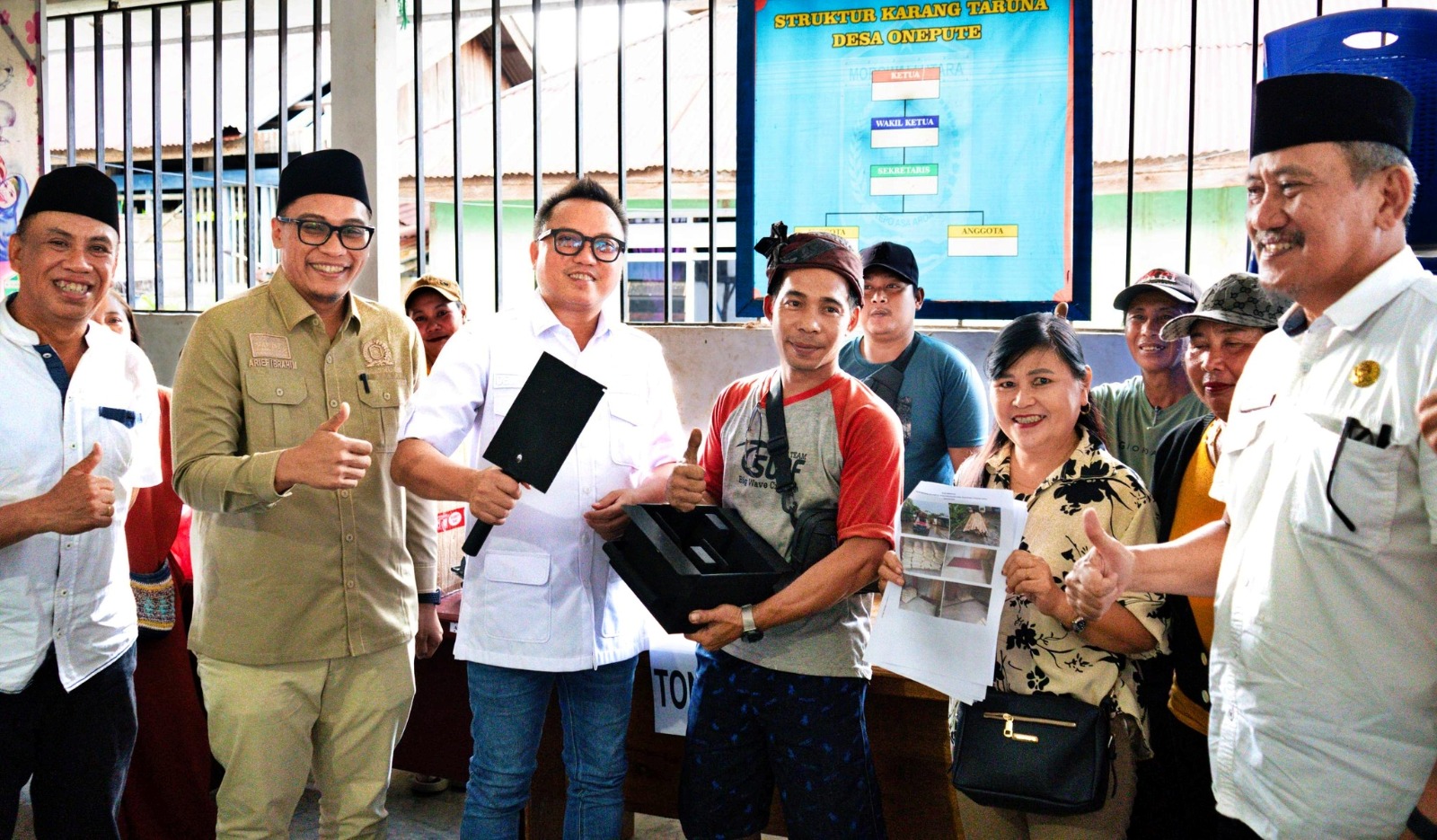 MENYERAHKAN BANTUAN: Bupati Morut bersama jajarannya dan Anggota DPRD Morut menyerahkan BKK kepada salah satu kelompok usaha masyarakat, Rabu (4/3/2026).(FOTO: ISTIMEWA/RADAR PALU)