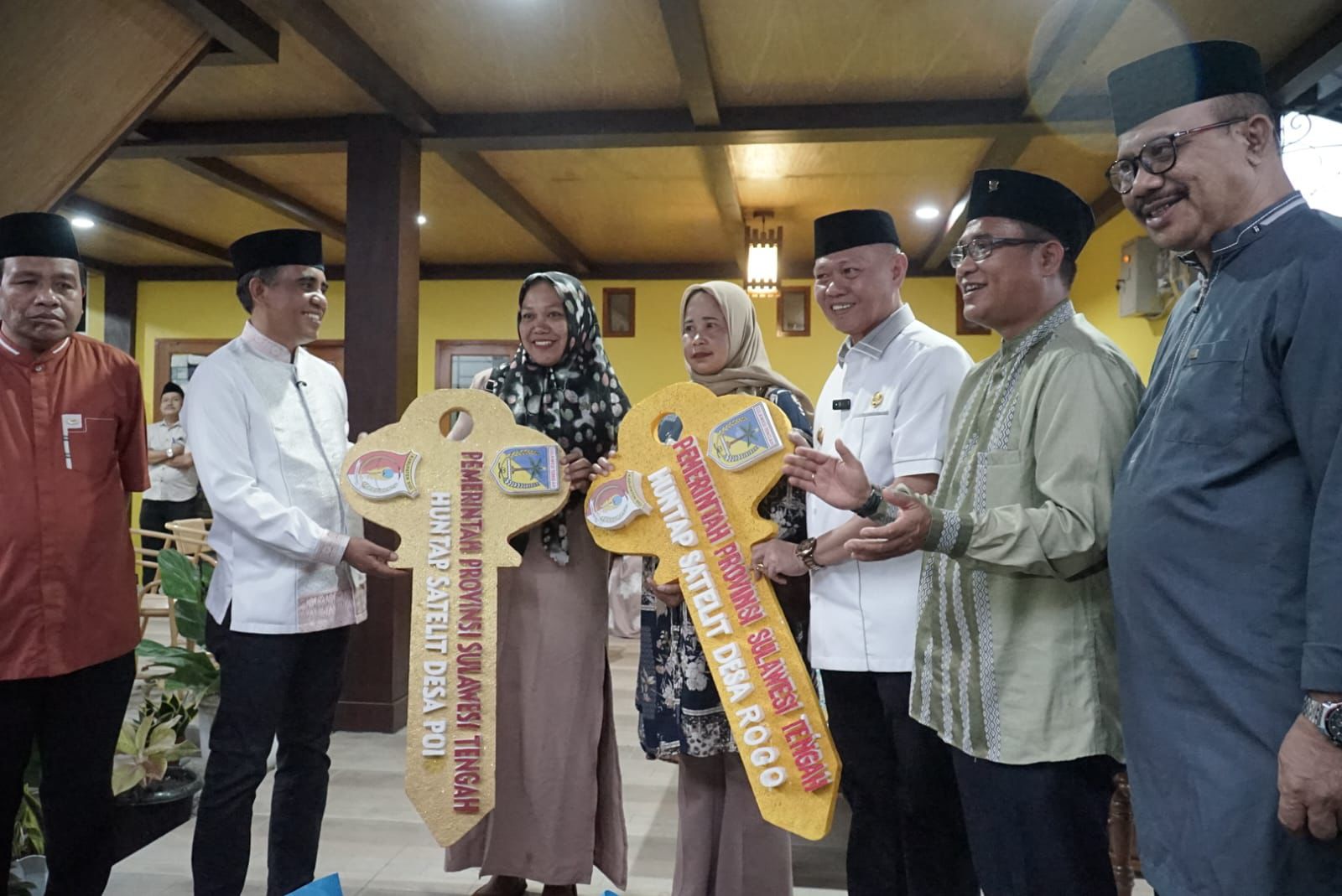 MENYERAHKAN: Gubernur Sulteng H. Anwar Hafid menyerahkan kunci rumah bagi korban bencana.(FOTO: ANGEL SUMBARA/RADAR PALU)