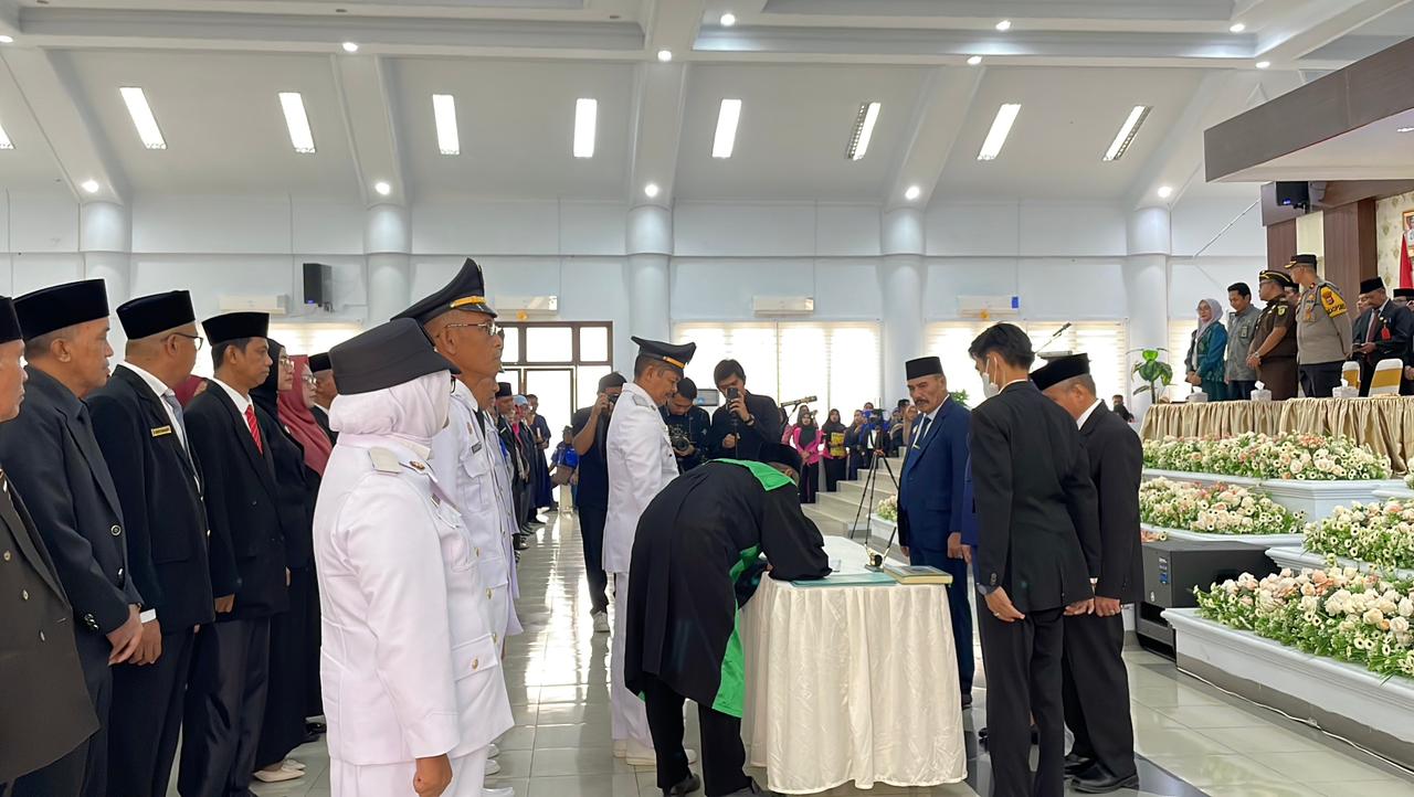 LANTIK : Bupati Donggala, Vera Elena Laruni saat melantik ratusan pejabat Pemkab Donggala, Kamis (5/3/26).(FOTO: UJANG SUGANDA/RADAR PALU)  