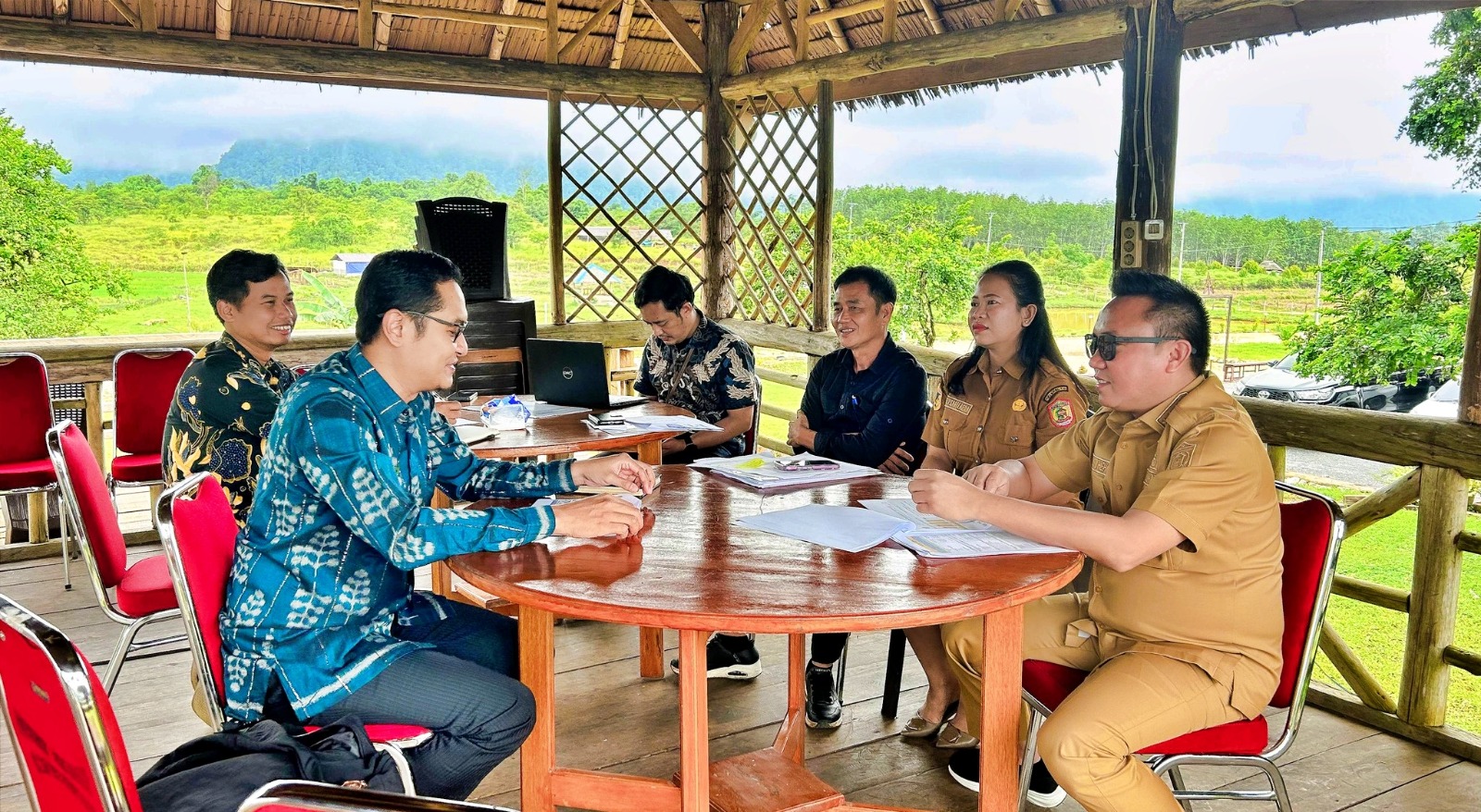 DISKUSI: Bupati Morut dan perwakilan KPPN Poso duduk bersama dalam FGD, dan monev TKD 2026 di Tinompo, Selasa (3/3/2026).(FOTO: ISTIMEWA/RADAR PALU) 