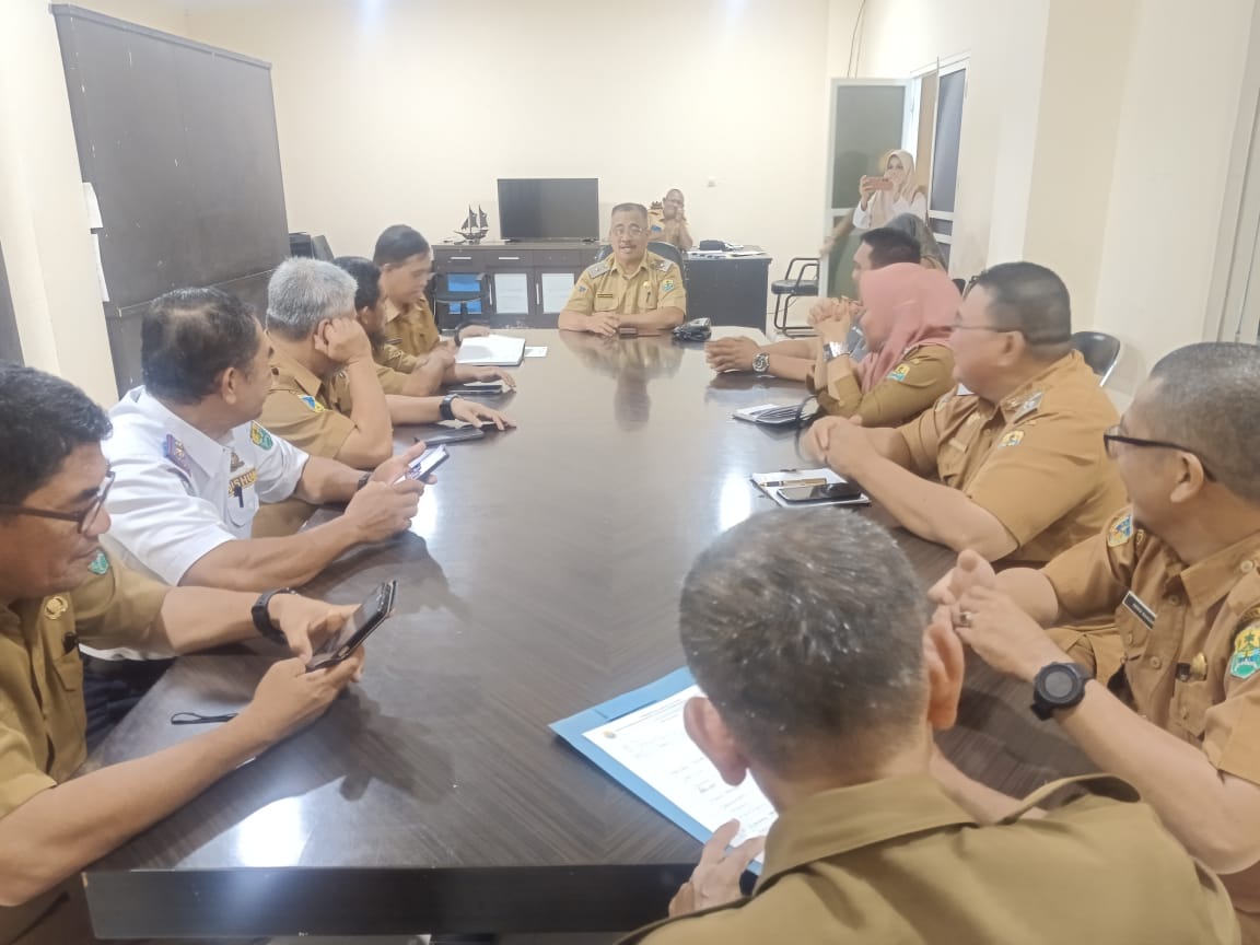 RAPAT: Sekkab Buol, Moh. Yamin Rahim saat memimpin jalannya rapat membahas rencana pemasangan lampu jalan untuk penerangan umum.(FOTO: ISTIMEWA/RADAR PALU).