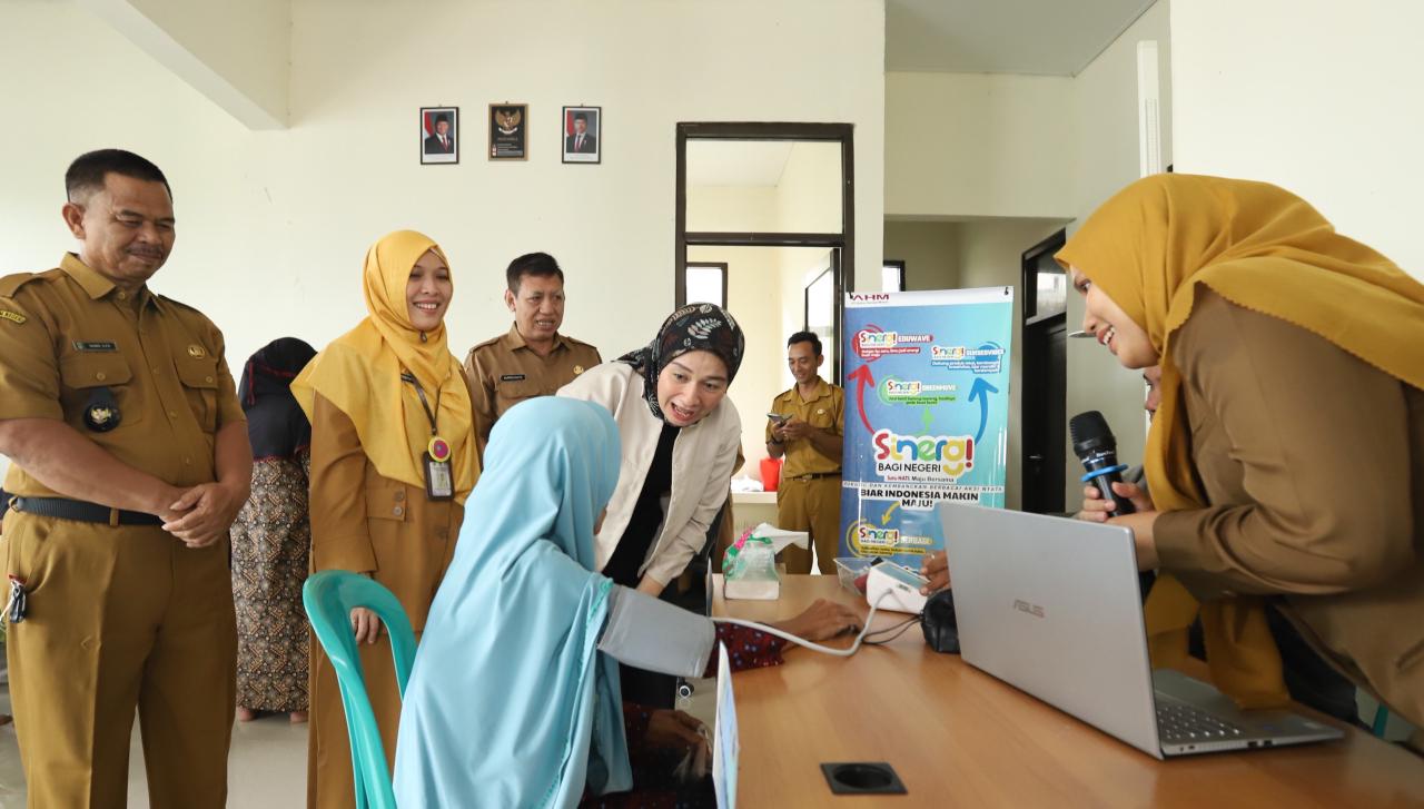 Kader Posyandu Desa Sukamukti, Bekasi, mengikuti pelatihan kesehatan dari PT Astra Honda Motor untuk meningkatkan pelayanan kesehatan masyarakat di tingkat desa.