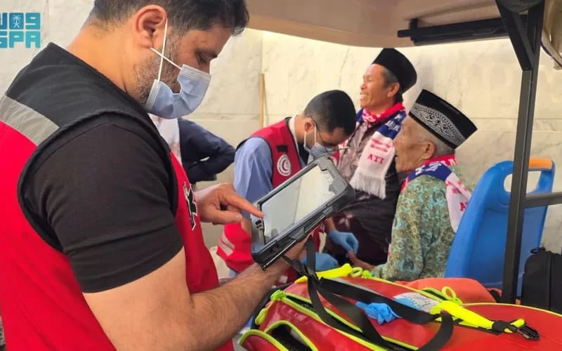Petugas medis dari Saudi Red Crescent Authority melakukan penanganan darurat terhadap seorang jemaah yang mengalami henti jantung di pelataran Masjid Nabawi, Senin (3/3/2