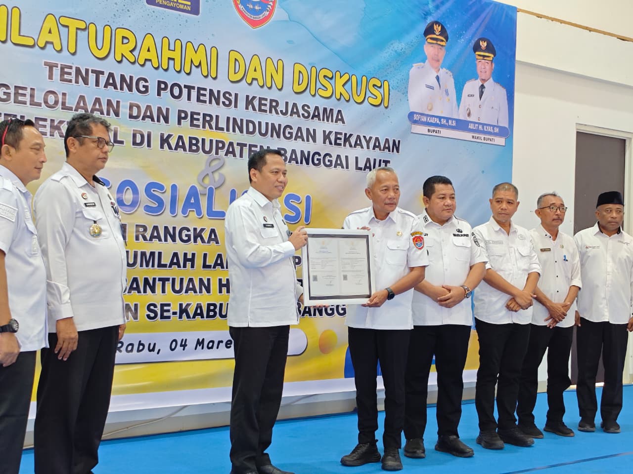Penyerahan Sertifikat Kekayaan Intelektual Komunal untuk beberapa produk unggulan di Banggai Laut.