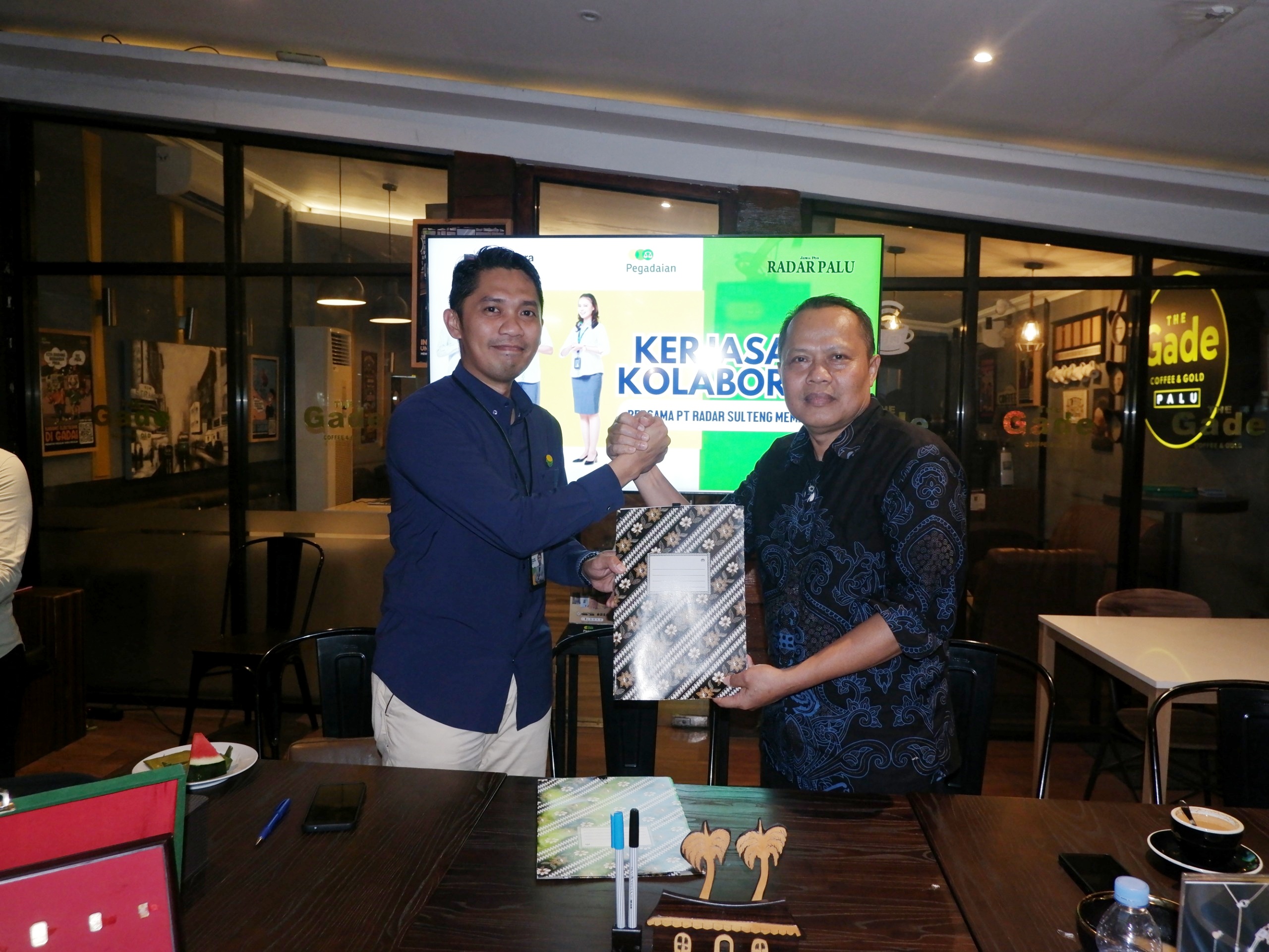 PT Pegadaian CP Talise Area Palu menjalin kemitraan strategis dengan Jawa Pos Radar Palu melalui penandatanganan Memorandum of Understanding (MoU), dirangkaikan buka puasa bersama.