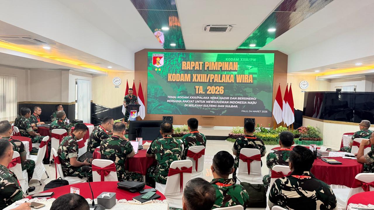 Pangdam XXIII/Palaka Wira Mayjen TNI Jonathan Binsar Parluhutan Sianipar memimpin Rapat Pimpinan (Rapim) Kodam XXIII/Palaka Wira Tahun Anggaran 2026 di Aula Songgolangi Makodam XXIII/Palaka Wira.