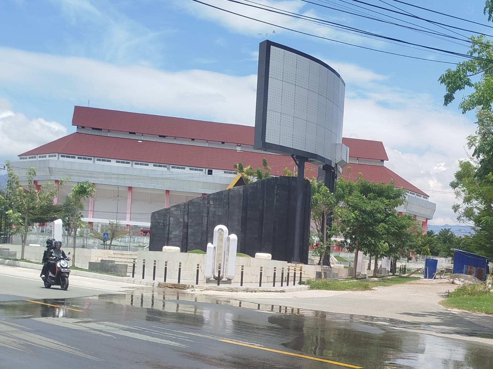 Air terlihat merembes dari kolam hias penyangga videotron di Jalan Yos Sudarso, Kelurahan Talise, Kota Palu, hingga mengalir ke badan jalan meski bangunan tersebut baru selesai dibang