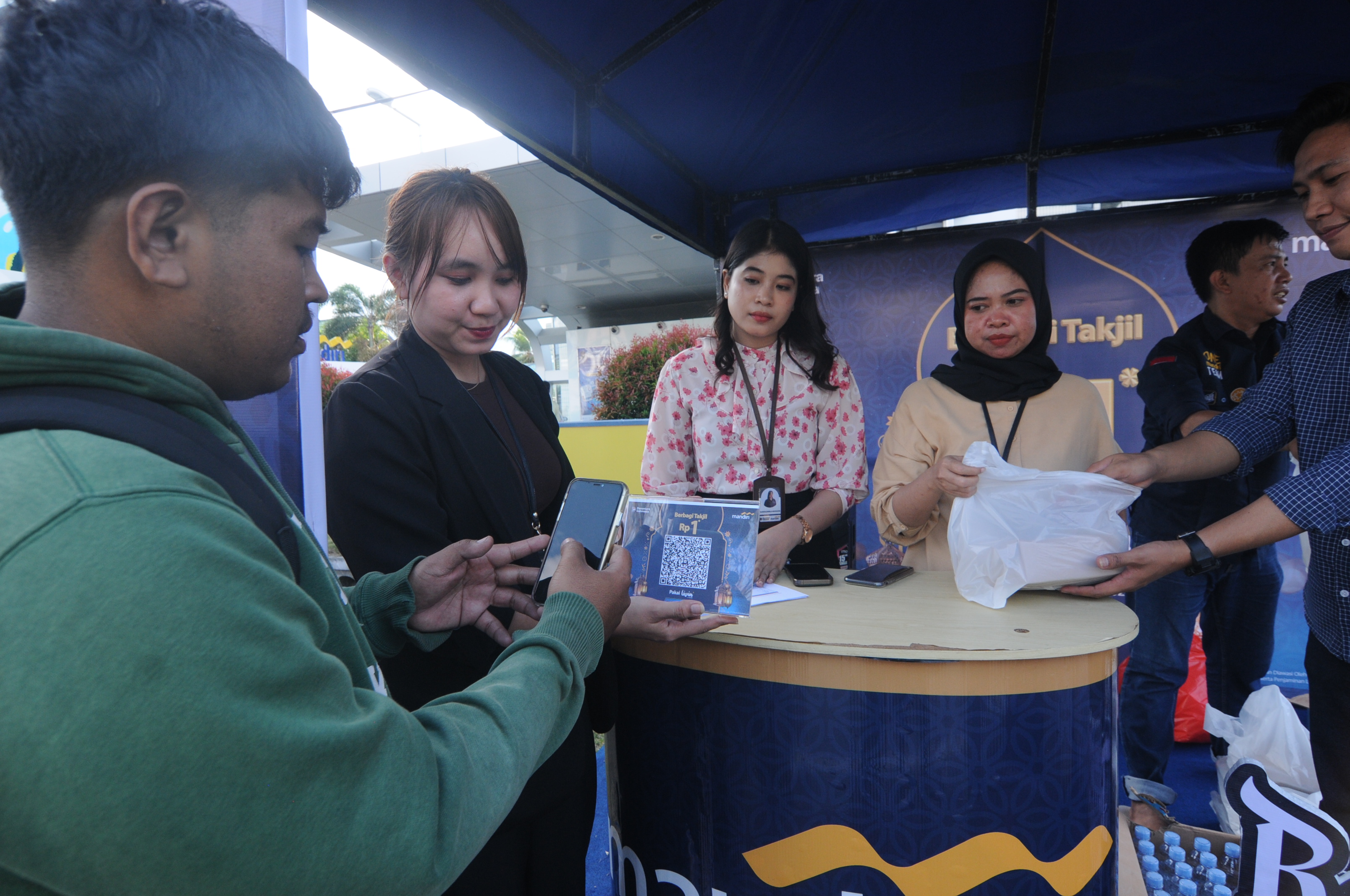 Bank Mandiri Area Palu menyiapkan program berbagi takjil seharga Rp1 bagi masyarakat.