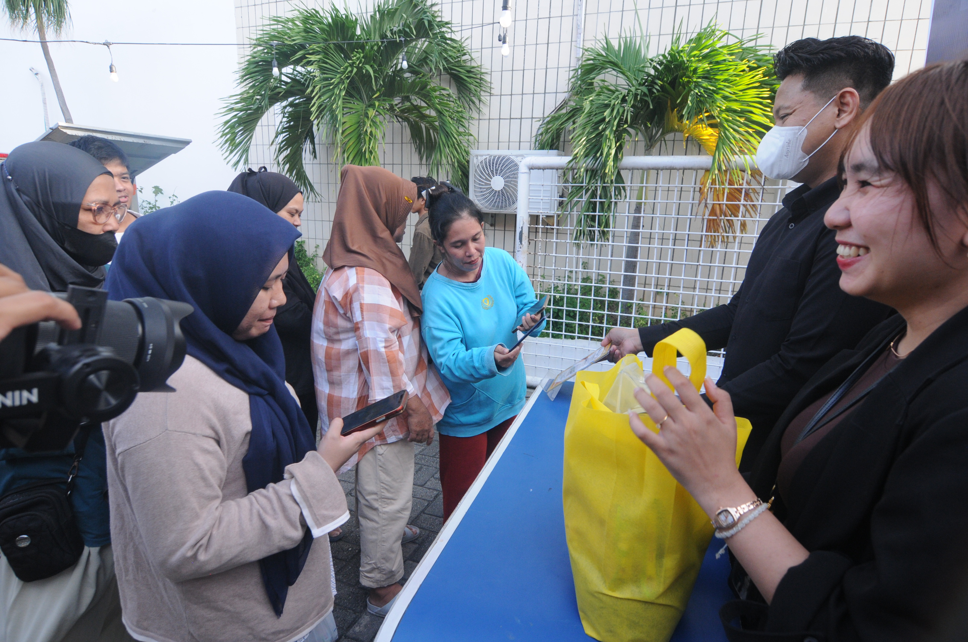 Masyarakat mengantre untuk membeli paket sembako yang secara keseluruhan dengan harga Rp100 ribu, tapi dapat ditebus hanya dengan Rp50 ribu melalui aplikasi Livin&rsquo; by Mandiri.