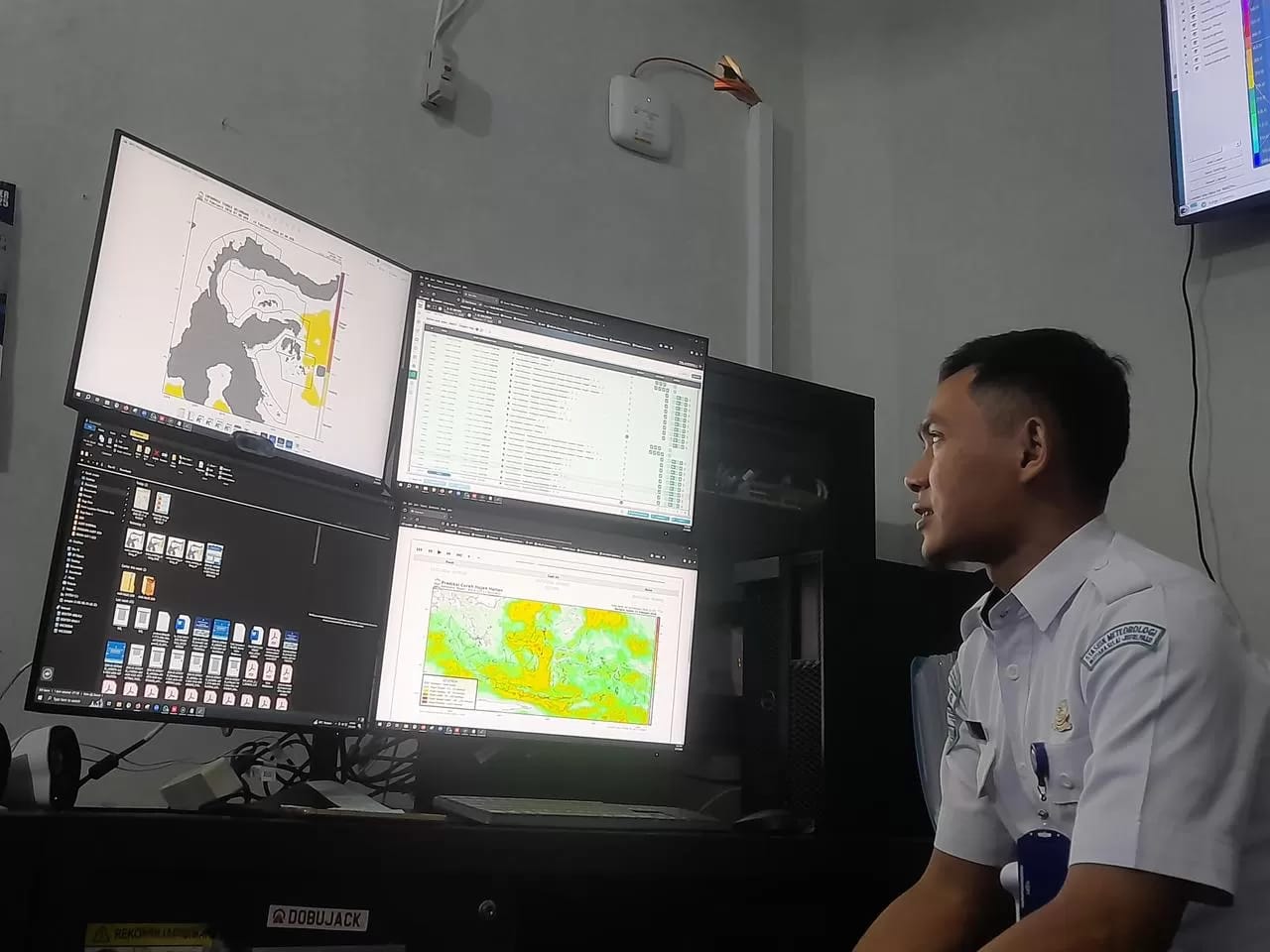 Petugas Badan Meteorologi, Klimatologi, dan Geofisika memantau peta prediksi kemarau 2026 yang berpotensi berdampak pada Sulawesi Tengah.