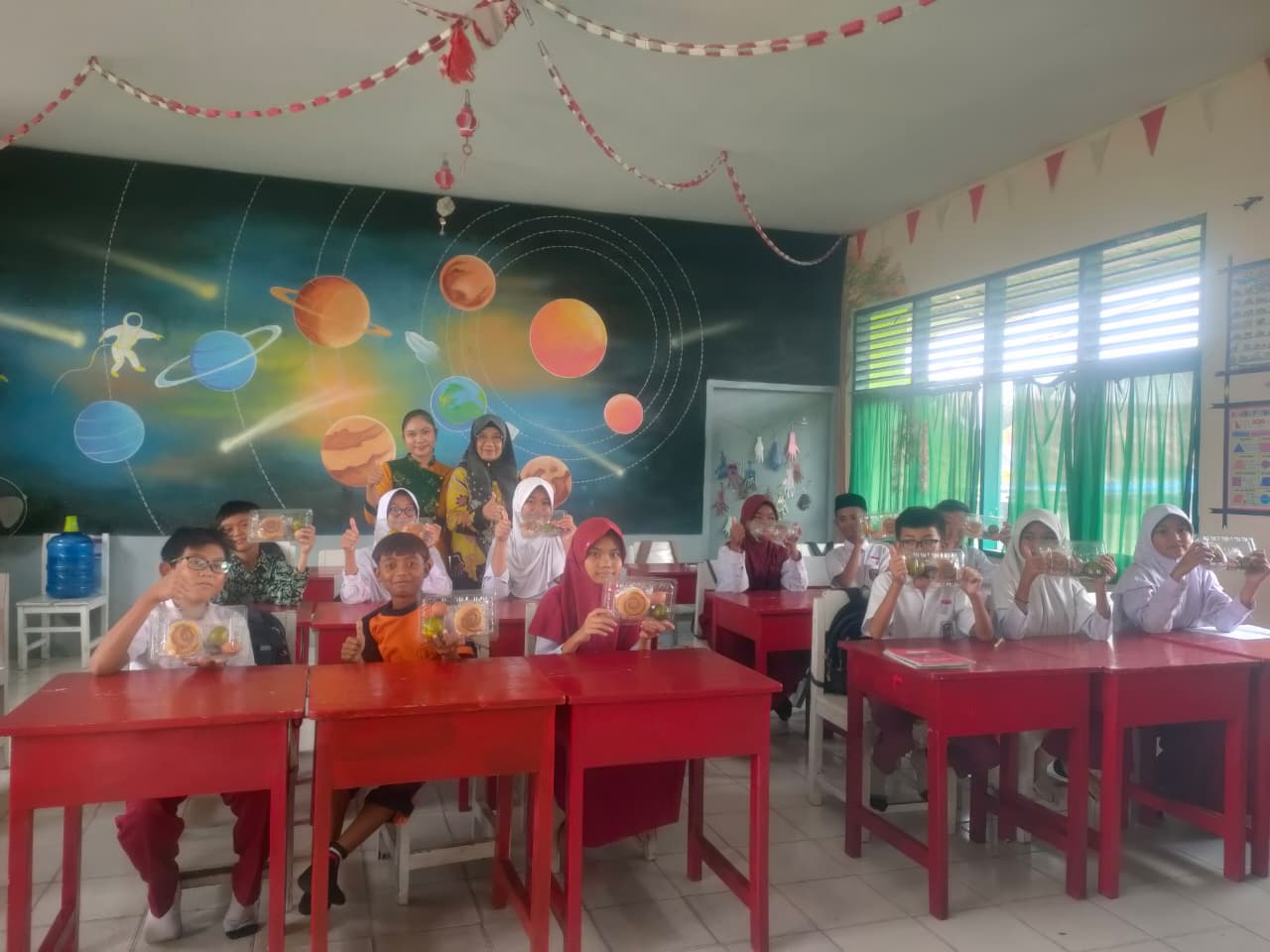 Siswa SD Inpres 1 Tondo Palu menerima paket Makan Bergizi Gratis (MBG) yang baru pertama kali dibagikan di sekolah tersebut setelah program berjalan hampir satu tahun di Kota Palu.