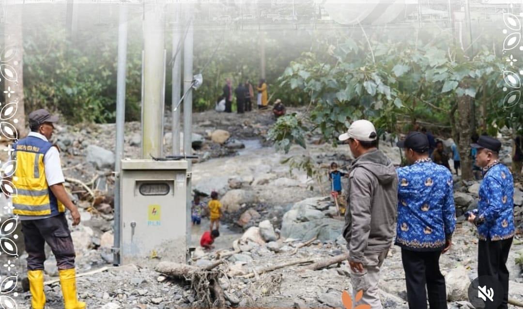 Wali Kota Palu Hadianto Rasyid meninjau lokasi banjir di Watusampu dan Buluri setelah hujan deras menyebabkan kerusakan akses jalan warga di beberapa titik wilayah Palu.